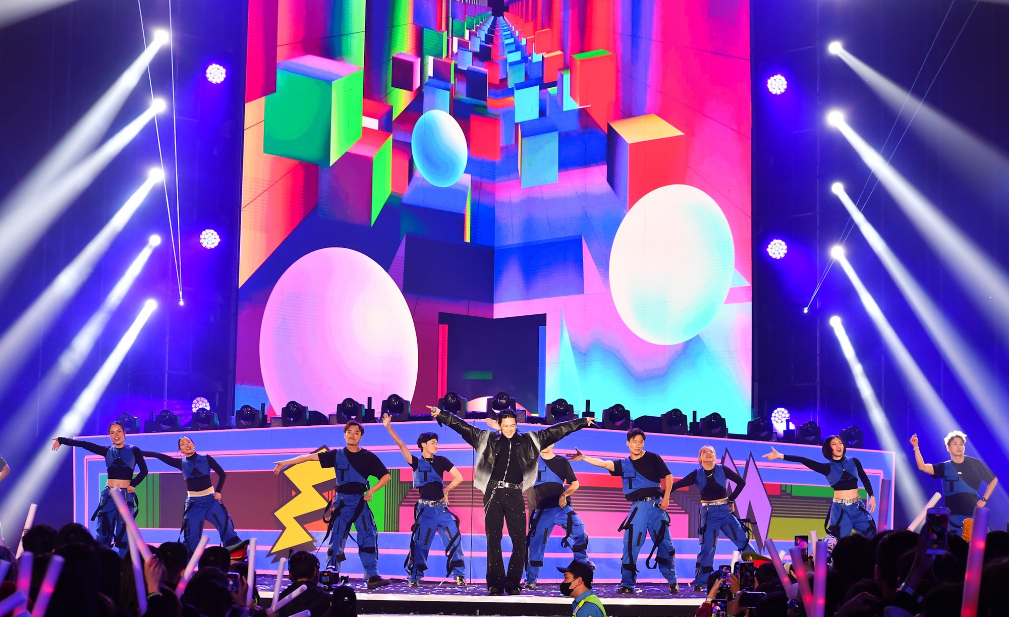 Các nghệ sĩ cháy hết mình trên sân khấu của Hòa nhạc Ánh sáng - Chào năm mới 2025.