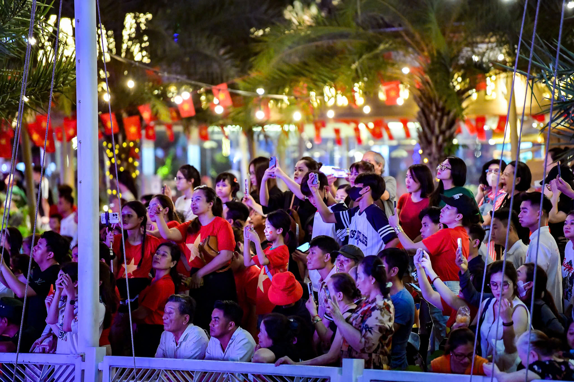 Người dân háo hức bên Bến Bạch Đằng.