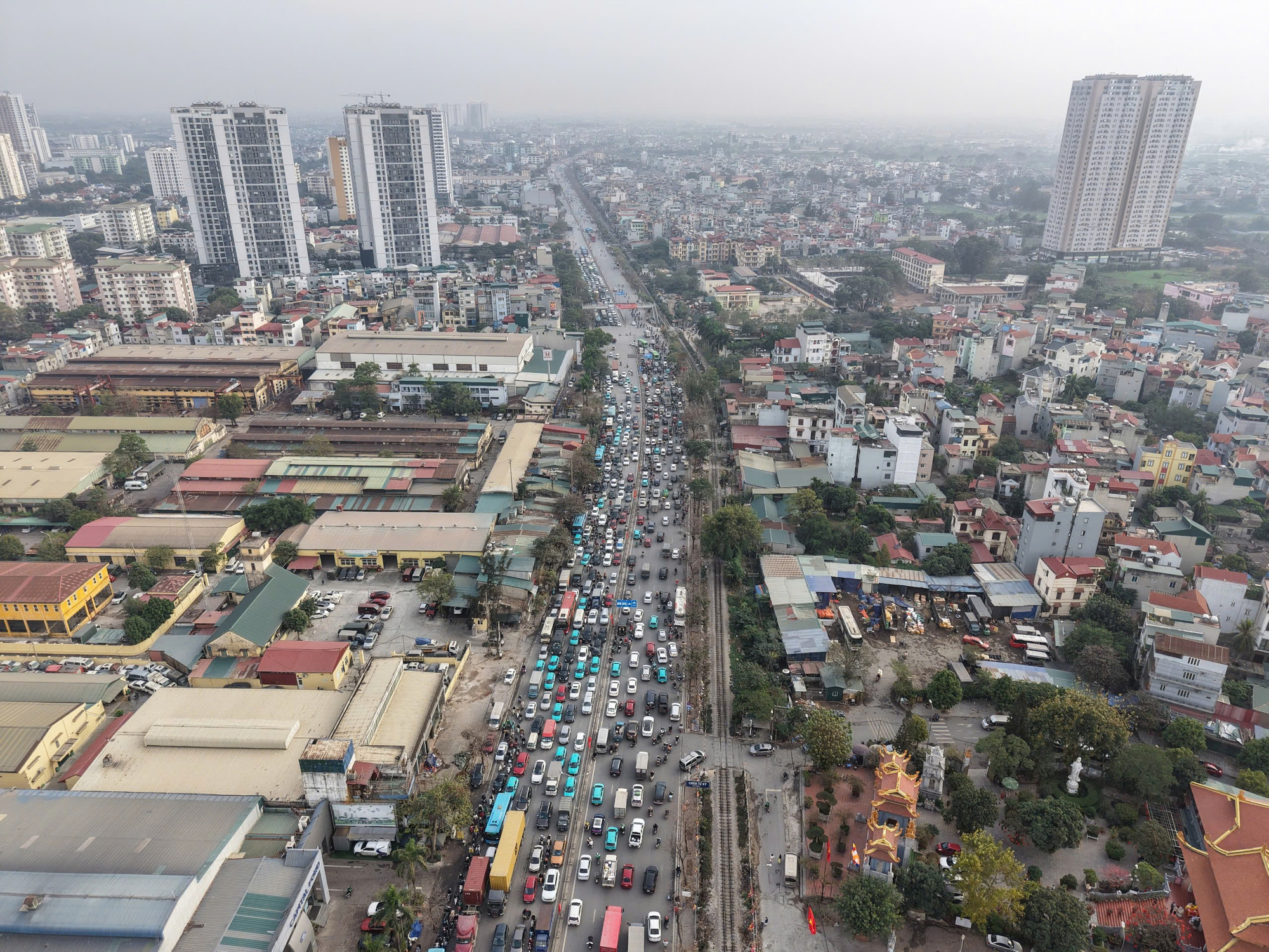 Trên đường Giải Phóng hướng ra cao tốc Pháp Vân - Cầu Giẽ, dòng phương tiện ngày càng nhiều. Các phương tiện di chuyển chậm. Trên đường Giải Phóng hướng ra cao tốc Pháp Vân - Cầu Giẽ, dòng phương tiện ngày càng nhiều. Các phương tiện di chuyển chậm.