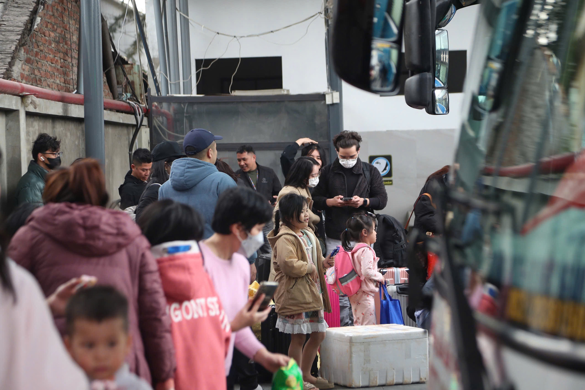 Không ít người vẫn còn mệt mỏi sau hành trình di chuyển kéo dài. Không ít người vẫn còn mệt mỏi sau hành trình di chuyển kéo dài.