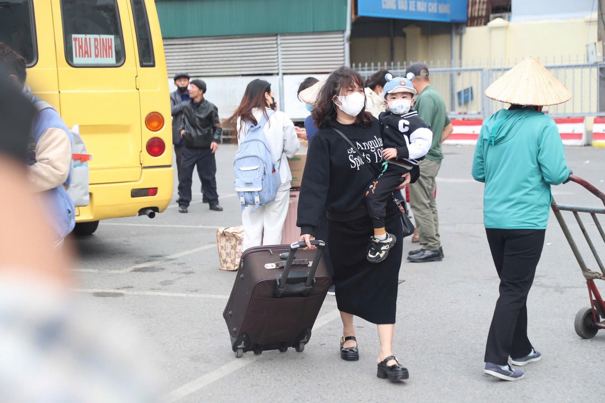 Một số hành khách cho biết, năm nay, xe đi lại không quá đông như trước đây. Do đó, hành trình trở lại Hà Nội cũng "dễ thở" hơn nhiều. Một số hành khách cho biết, năm nay, xe đi lại không quá đông như trước đây. Do đó, hành trình trở lại Hà Nội cũng "dễ thở" hơn nhiều.