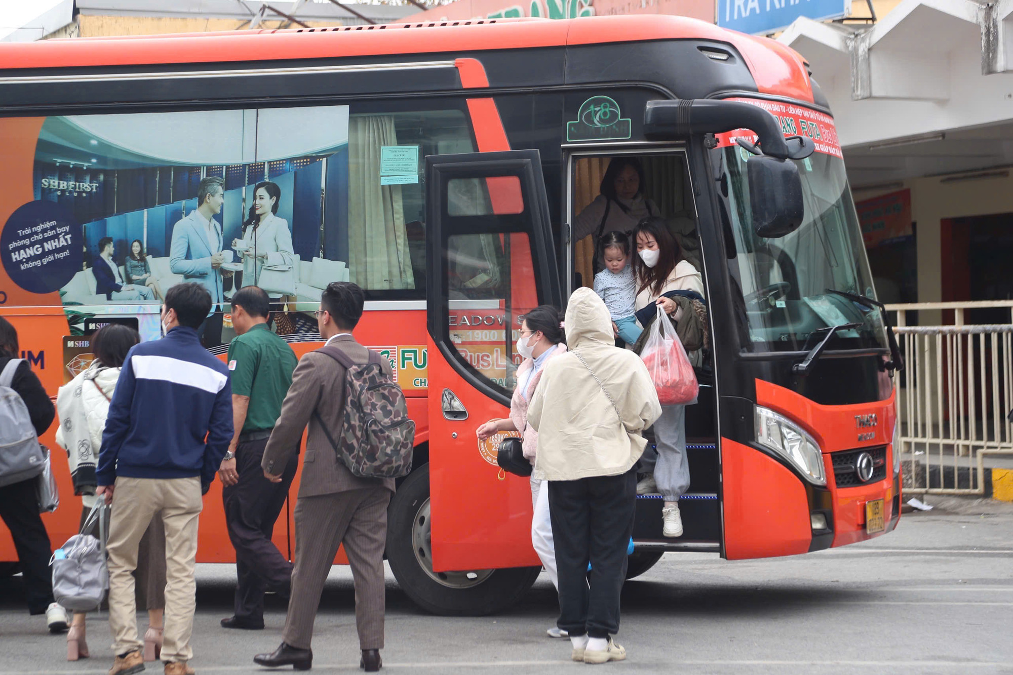 Theo ghi nhận của phóng viên, chiều 2/2, tức ngày mùng 5 Tết Âm lịch, các bến xe tại Hà Nội đều đông nghịt người trở lại Hà Nội sau kỳ nghỉ lễ. Theo ghi nhận của phóng viên, chiều 2/2, tức ngày mùng 5 Tết Âm lịch, các bến xe tại Hà Nội đều đông nghịt người trở lại Hà Nội sau kỳ nghỉ lễ.