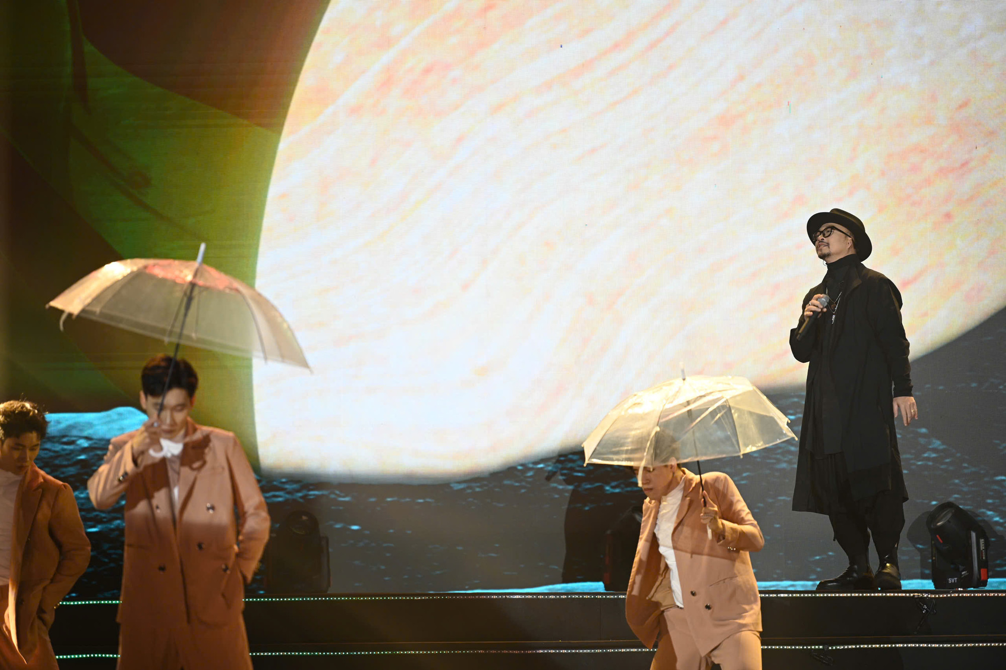 Hà Lê sâu lắng với Hà Nội mùa vắng những cơn mưa...