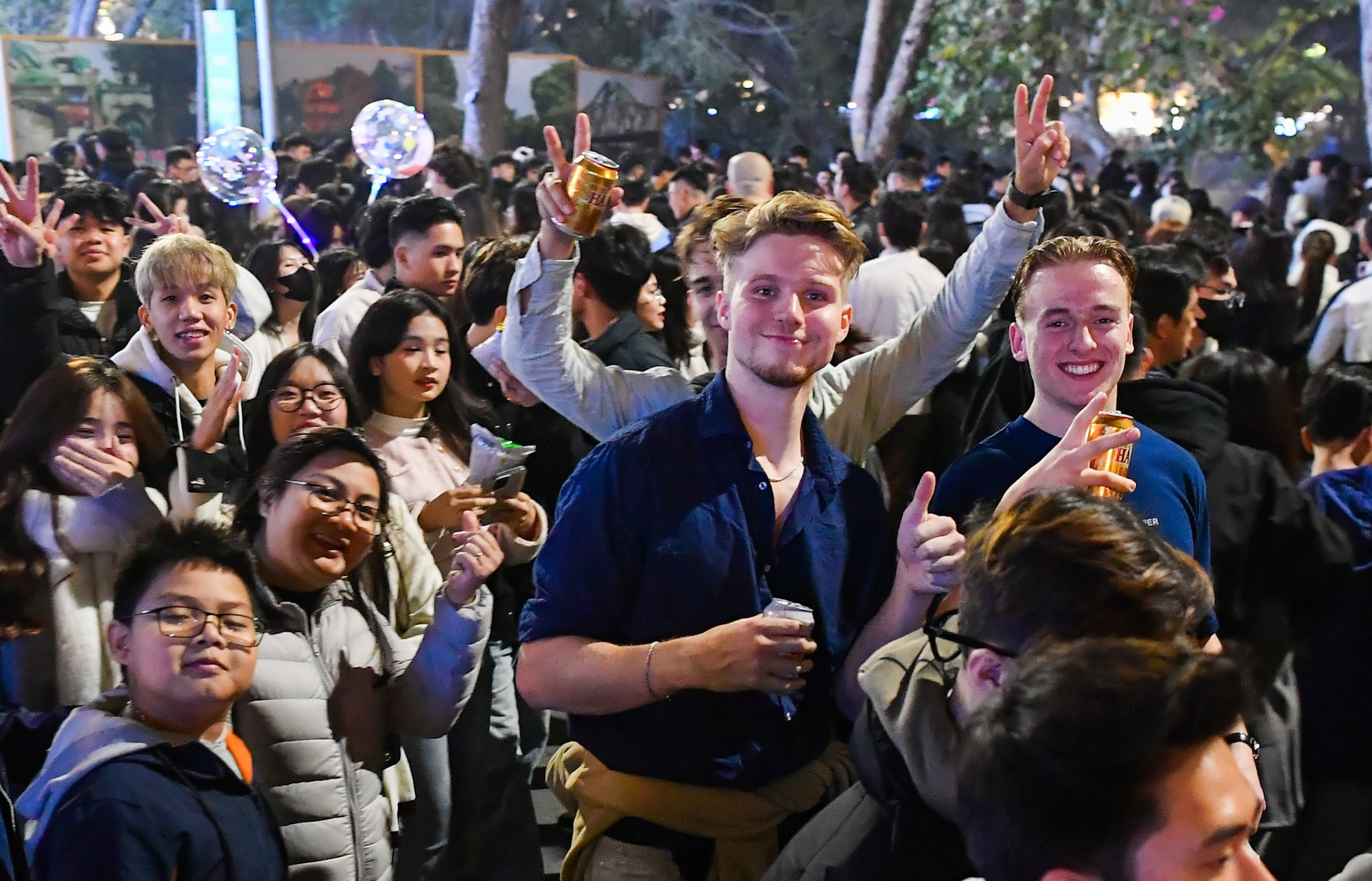 Du khách nước ngoài hòa vào không khí đón năm mới tại Hà Nội.