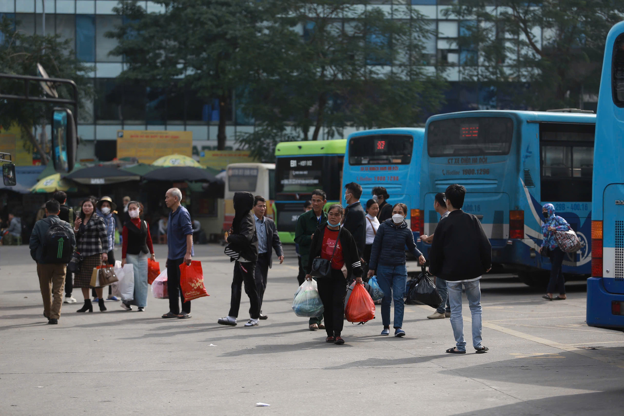 Sau khi xuống xe, nhiều người lựa chọn bắt xe buýt để trở về nơi ở. Sau khi xuống xe, nhiều người lựa chọn bắt xe buýt để trở về nơi ở.