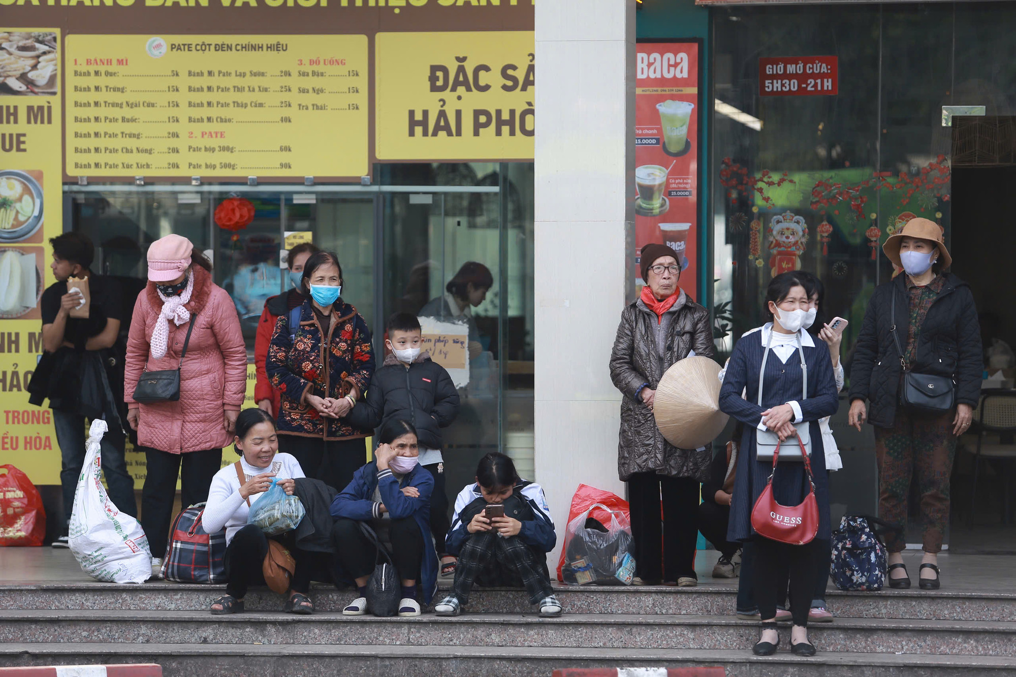 ... hoặc đợi người nhà tới đón. ... hoặc đợi người nhà tới đón.