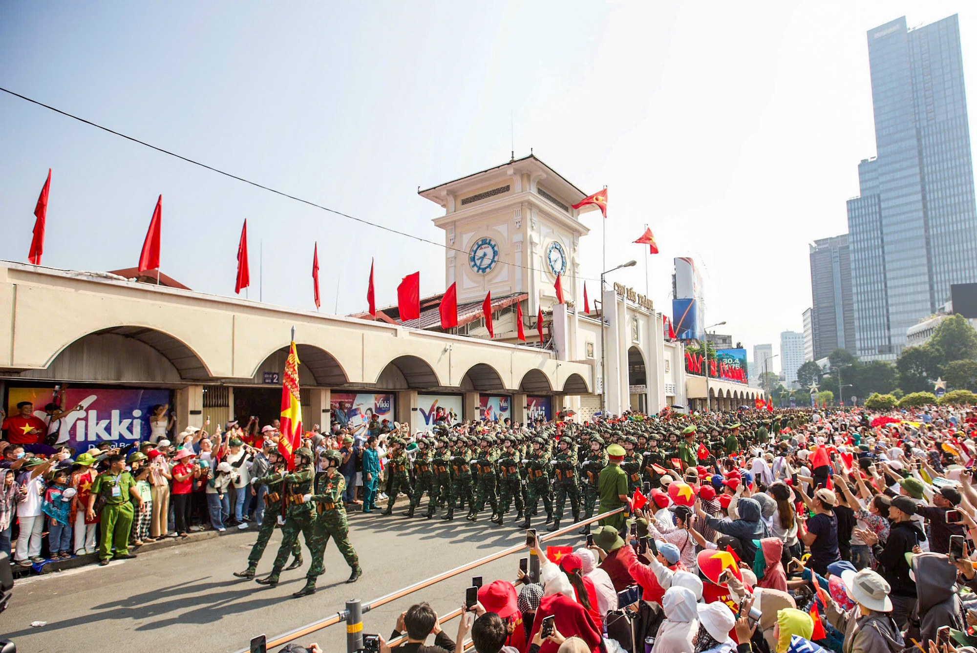 Rừng cờ hoa tại Chợ Bến Thành chào đón đoàn diễu binh qua. Rừng cờ hoa tại Chợ Bến Thành chào đón đoàn diễu binh qua.