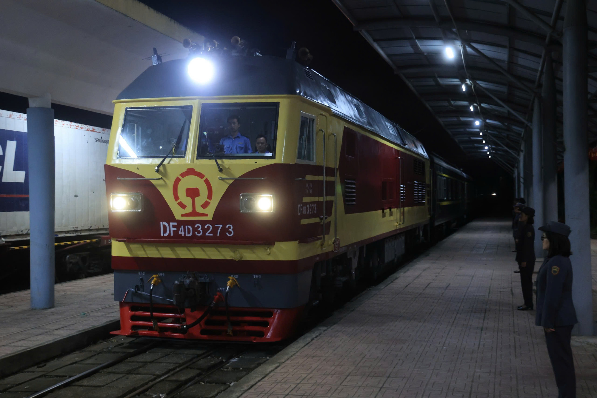 Đoàn tàu mang mác hiệu T8701/MR2 tiến vào ga Đồng Đăng. Đây là chuyến tàu khách liên vận quốc tế đầu tiên giữa Nam Ninh - Gia Lâm chạy lại kể từ khi dừng chạy vào tháng 2/2020 do đại dịch Covid-19.