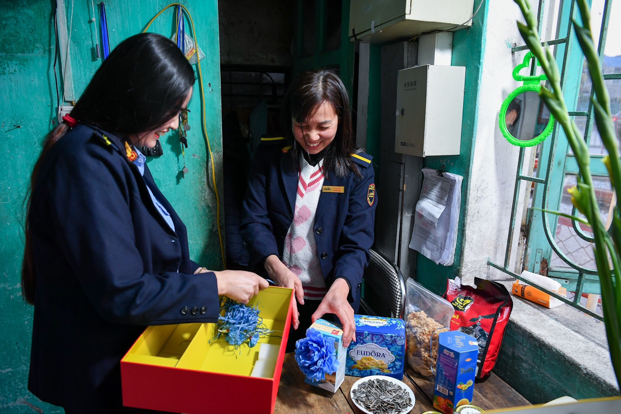 Niềm vui giản đơn của những nữ nhân viên gác đường ngang chiều 29 Tết. Niềm vui giản đơn của những nữ nhân viên gác đường ngang chiều 29 Tết.