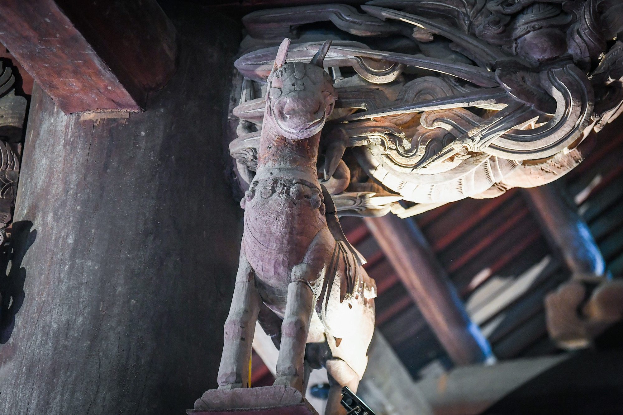 Chạm khắc hình tượng đầu rồng và ngựa chiến, đình Đại Phùng, Đan Phượng, Hà Nội Chạm khắc hình tượng đầu rồng và ngựa chiến, đình Đại Phùng, Đan Phượng, Hà Nội