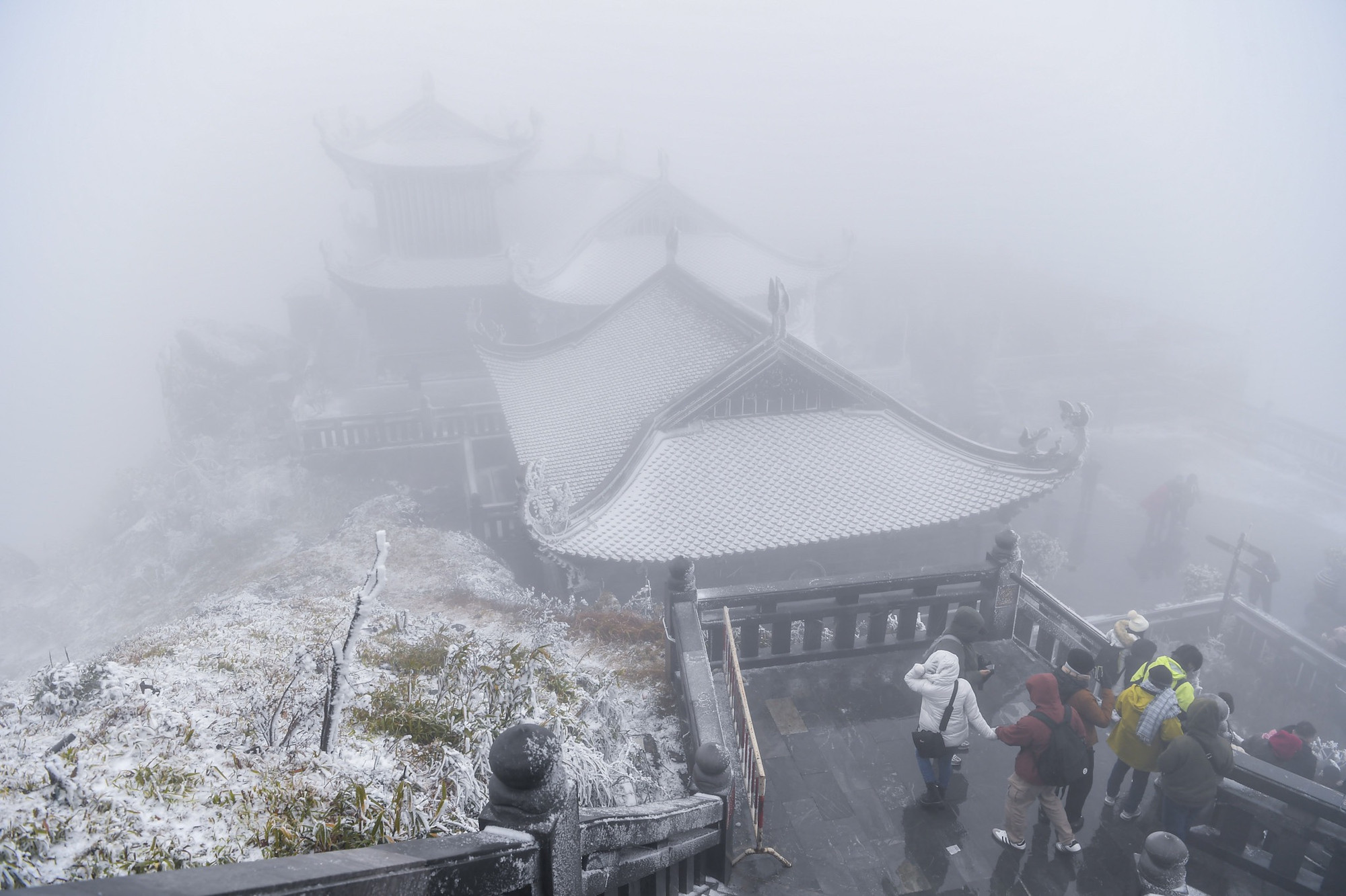 Theo dự báo của Đài Khí tượng - Thủy văn tỉnh Lào Cai, áp cao lạnh ở phía Bắc vẫn tiếp tục tăng cường xuống. Vì vậy, dự kiến trong ngày tiếp theo, mưa tuyết có thể tiếp tục xuất hiện và phủ dày đỉnh Fansipan.