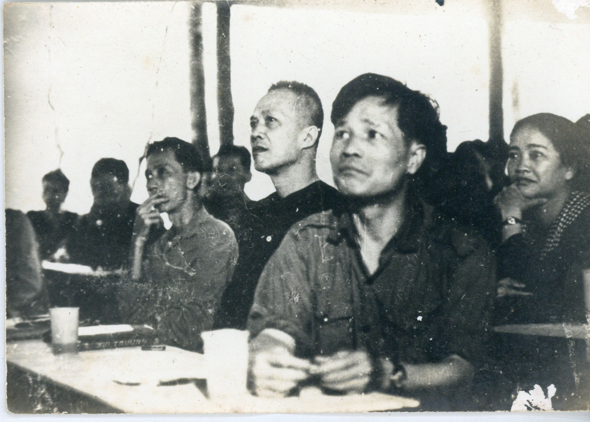 Đại tướng Nguyễn Chí Thanh, Bí thư Trung ương Cục, Chính ủy Quân giải phóng miền Nam tham dự Hội nghị Mặt trận dân tộc giải phóng miền Nam Việt Nam. Hàng ghế thứ nhất (từ trái qua phải), gồm: đồng chí Phan Văn Đáng (tức Hai Văn); Luật sư Nguyễn Hữu Thọ, Chủ tịch Mặt Trận dân tộc giải phóng miền Nam; Đại tướng Nguyễn Chí Thanh). Hàng ghế thứ 2: bà Nguyễn Thị Định (tức Ba Định), Phó Tư lệnh Quân giải phóng.