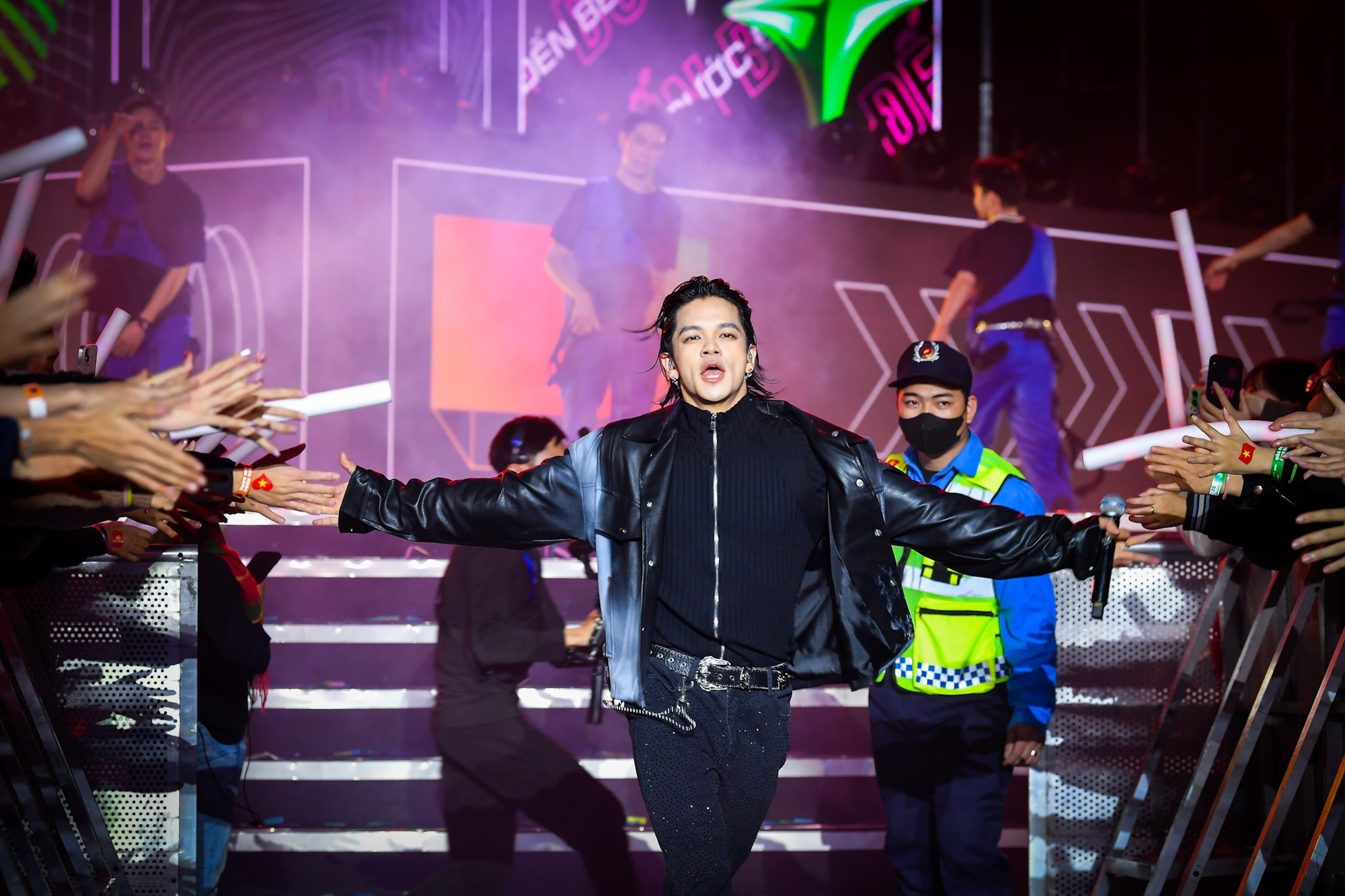 Trọng Hiếu khiến sân khấu của Hòa nhạc Ánh sáng nóng lên với chùm ca khúc sôi động.