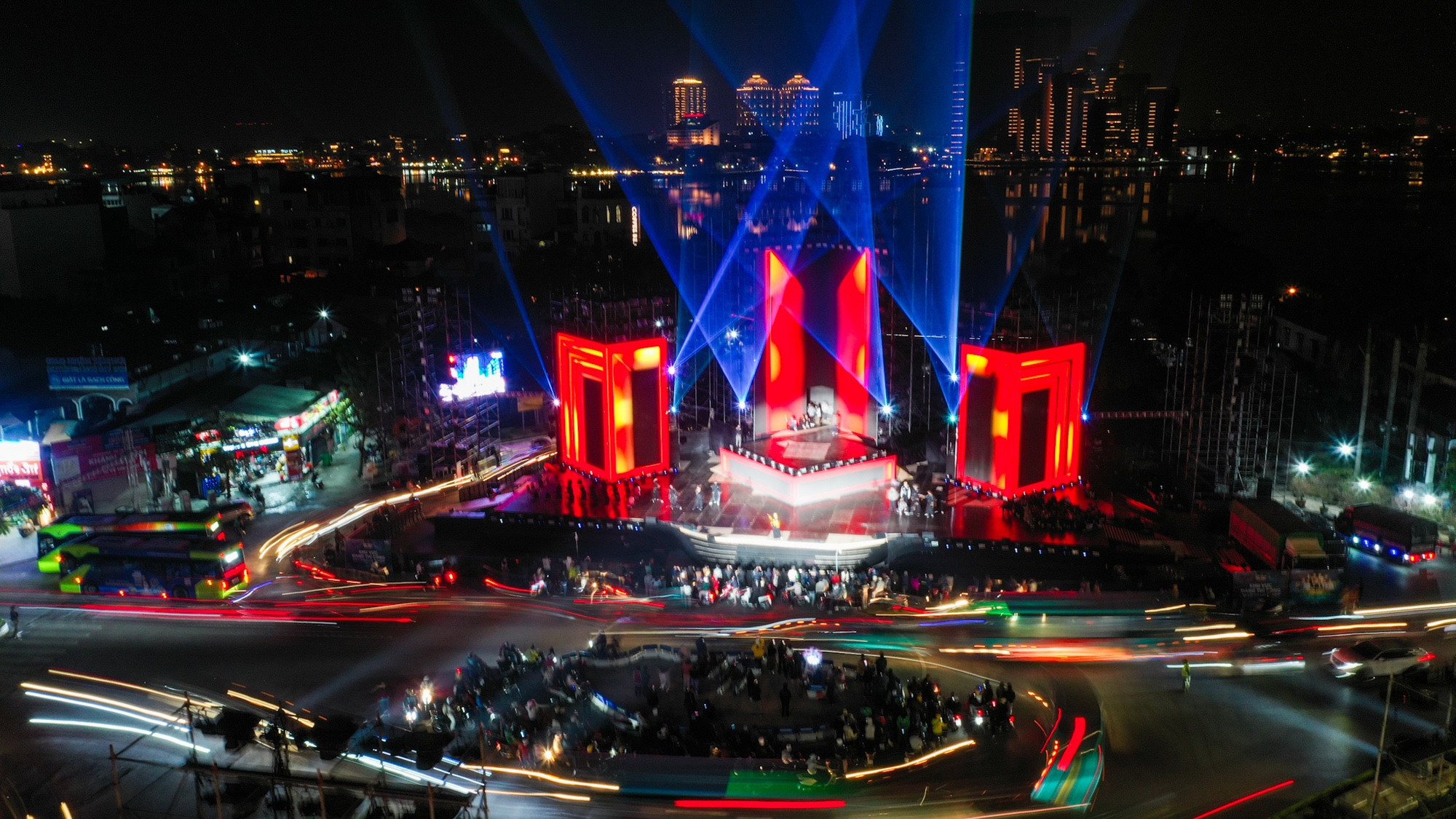 Nhìn từ trên cao, sân khấu chính của Hòa nhạc ánh sáng - Chào năm mới 2025 nổi bật giữa nền hồ Tây - di sản quý của Thủ đô Hà Nội.