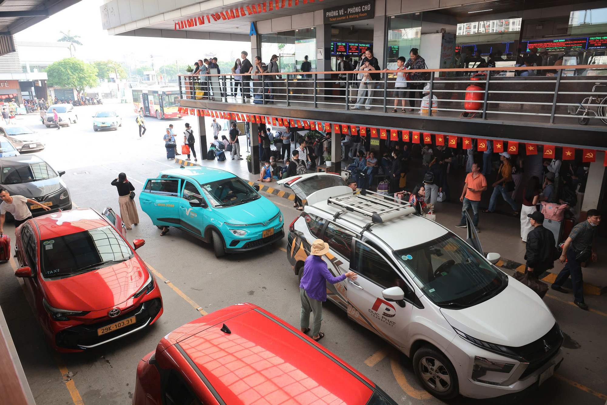 Khu vực bến xe Nước Ngầm vào thời điểm 16 giờ cũng đông nghẹt người.