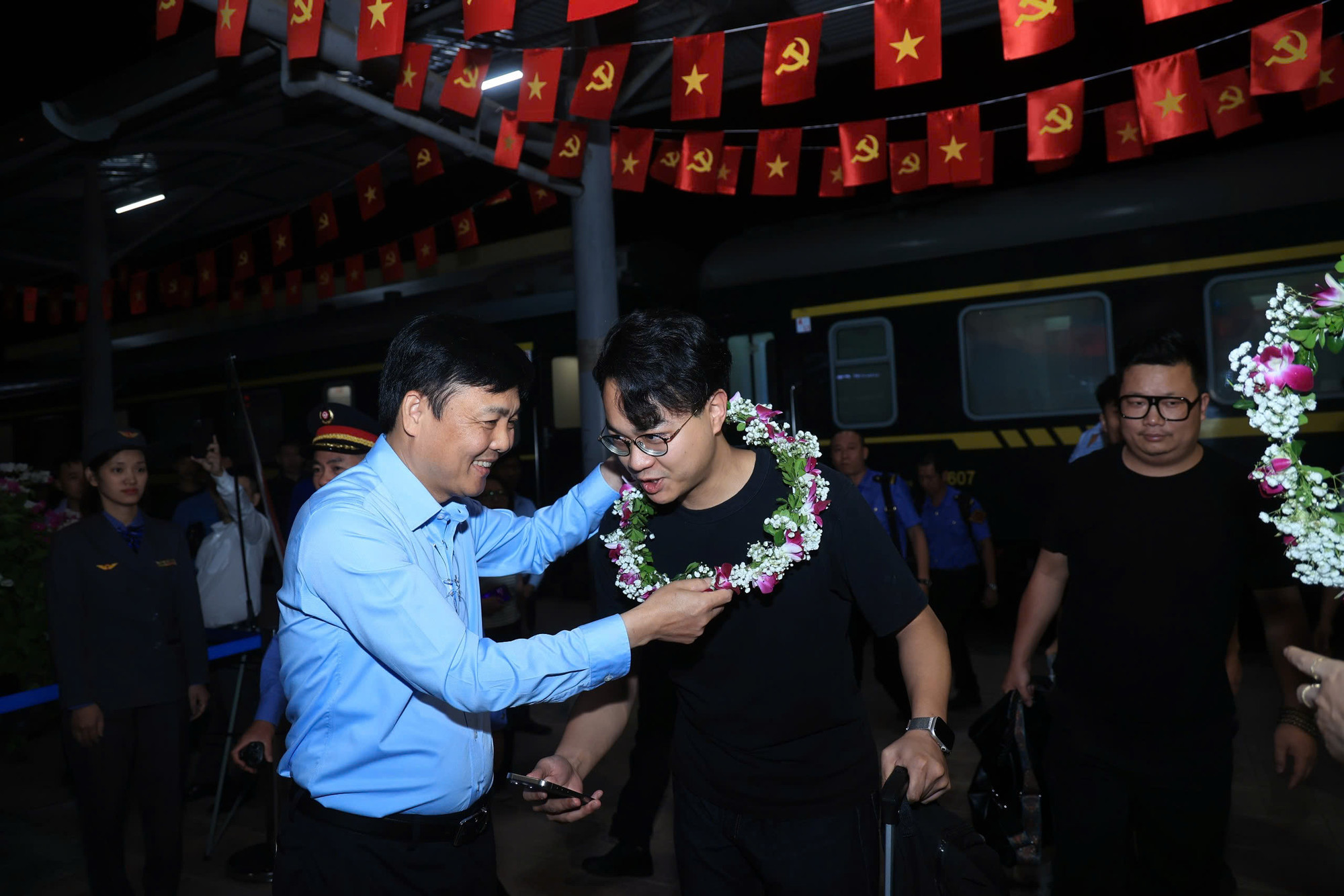 Tại ga Đồng Đăng, Tổng Công ty Đường sắt Việt Nam tổ chức đón đoàn tàu khách liên vận quốc tế đầu tiên chạy trở lại. Ông Hoàng Gia Khánh, Tổng Giám đốc Tổng công ty trao hoa, đón chào hành khách.