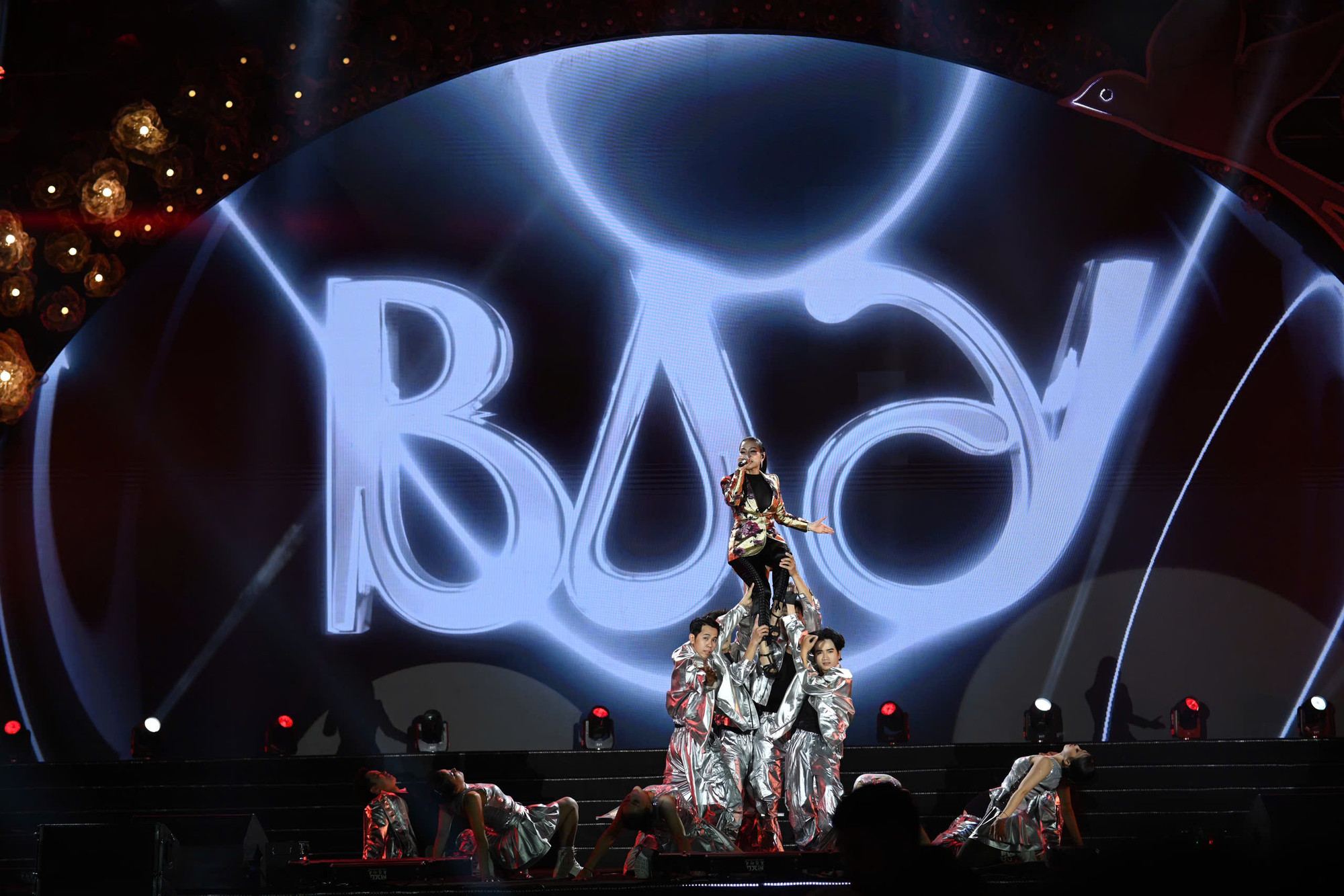 Liên khúc Vui như Tết và Bay kết thúc chương I với chủ đề: Xuân Tâm hồn.