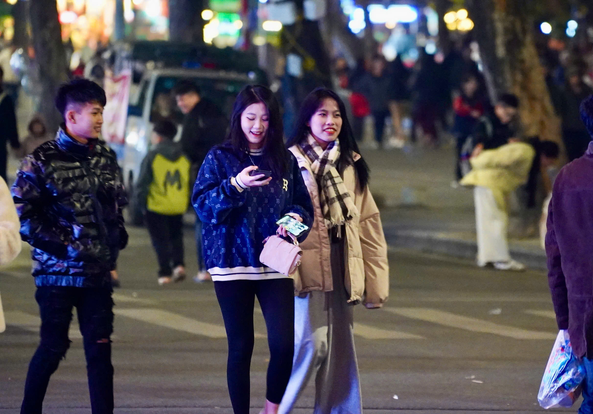 Chị Phương Thùy (Nam Từ Liêm) cho biết, năm nào, anh chị cũng lên phố để chờ đợi màn bắn pháo hoa tầm cao.