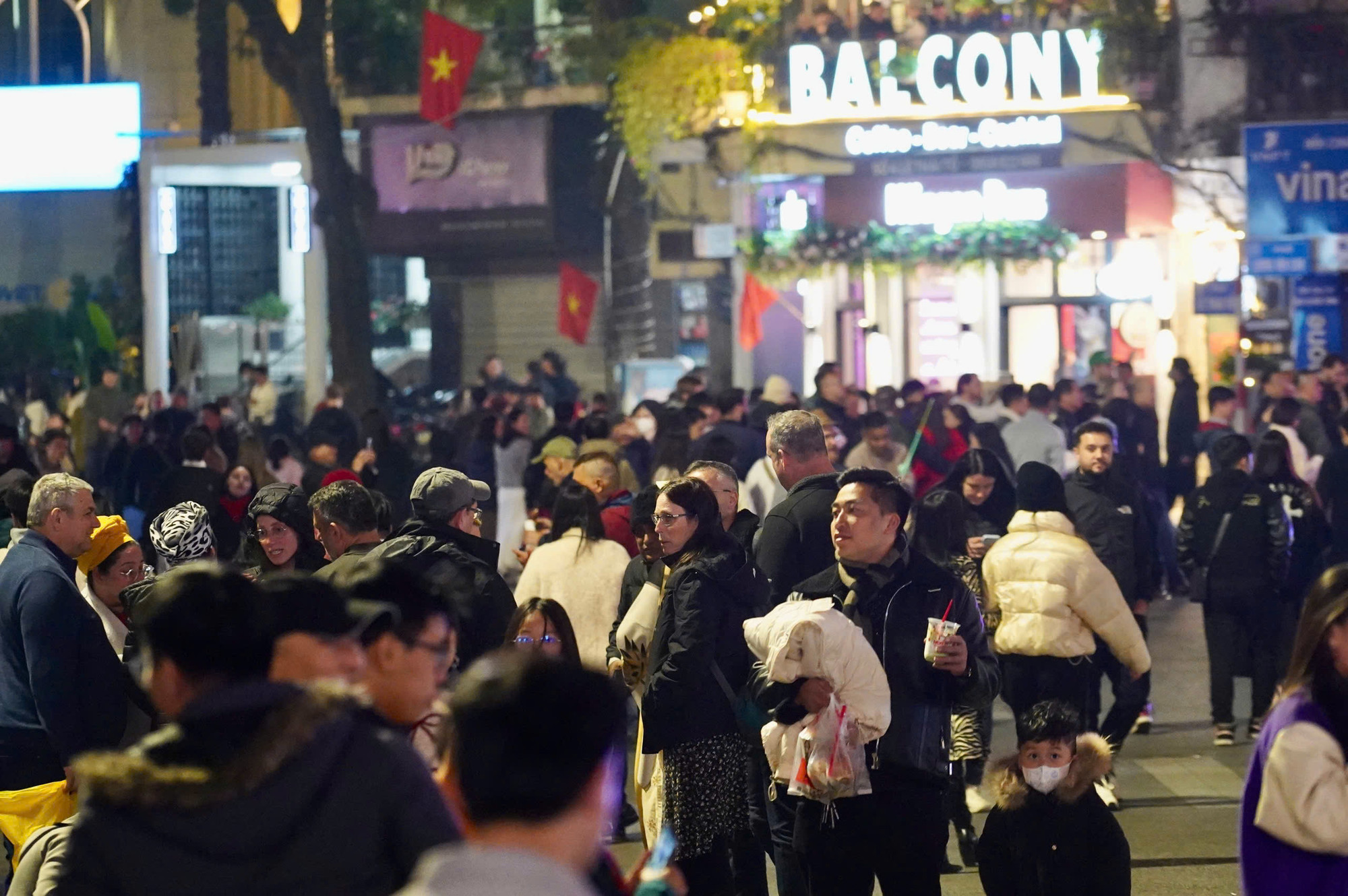 Càng về sát 0 giờ đêm, dòng người đổ về khu vực Hồ Gươm ngày càng đông hơn.