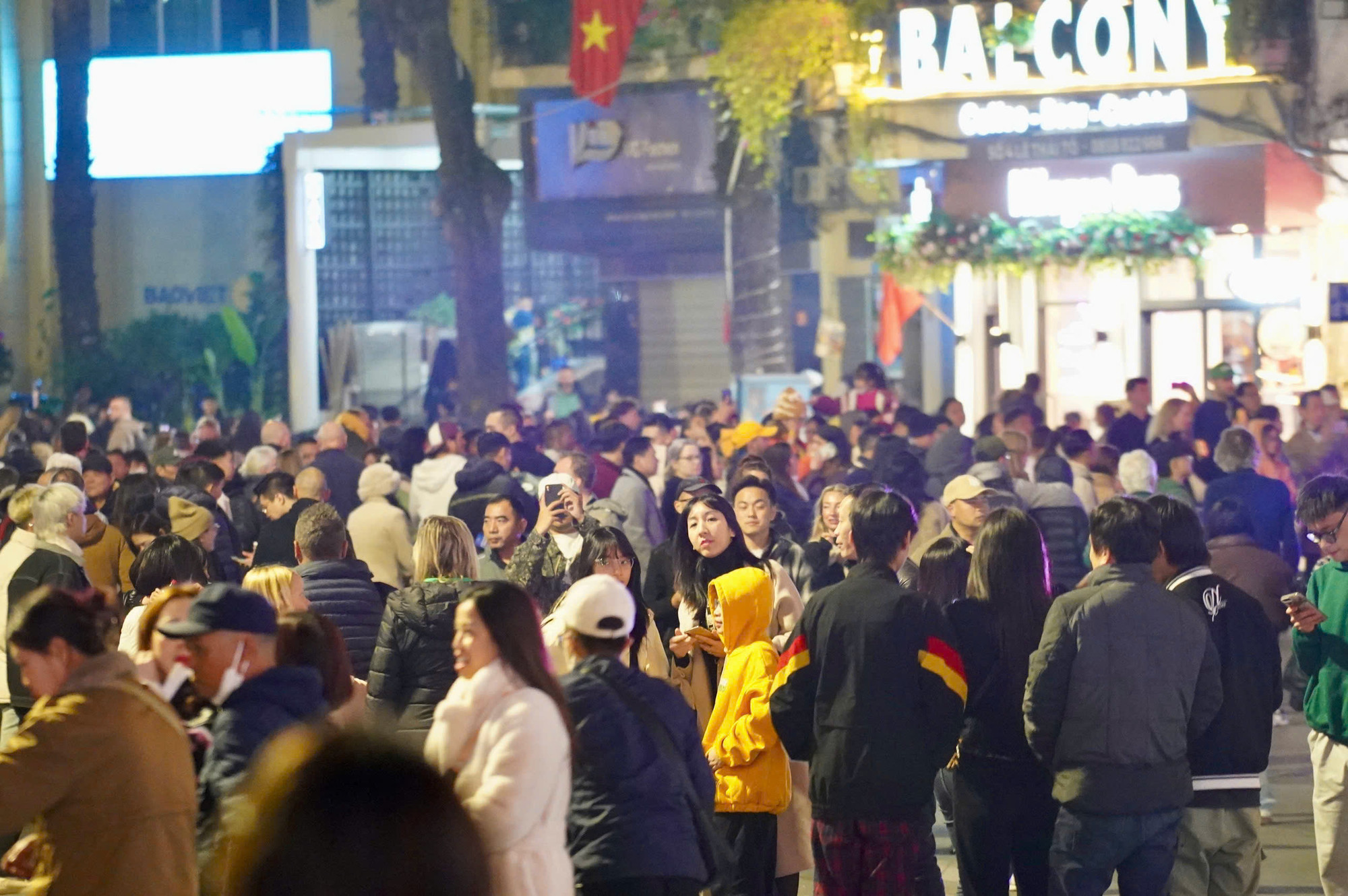 Tới 22 giờ, dòng người mới bắt đầu đổ về khu vực Hồ Gươm.