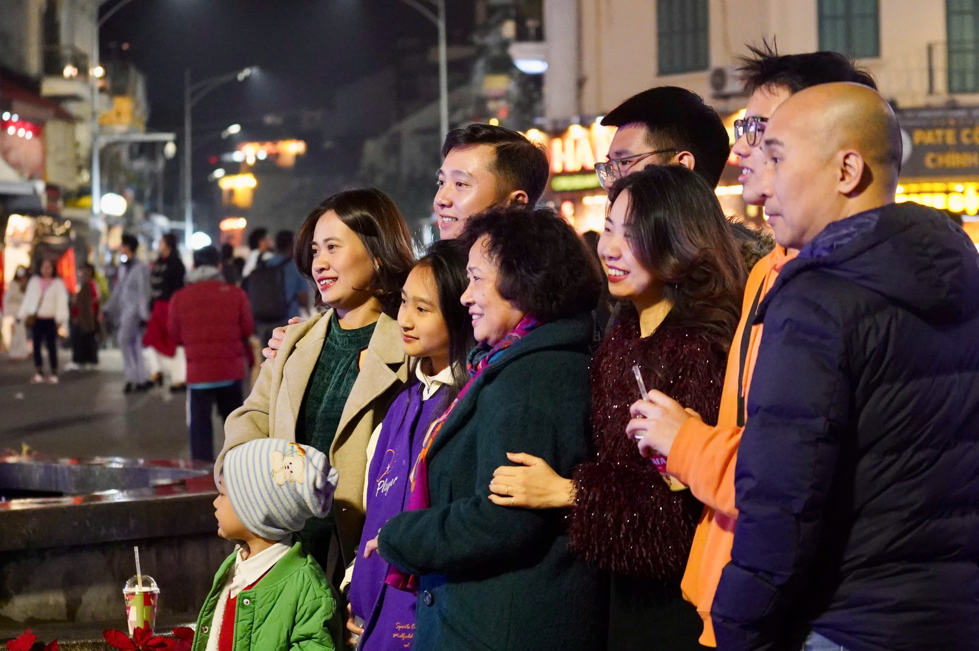 Tranh thủ ghi lại những khoảnh khắc cuối cùng của năm cũ.