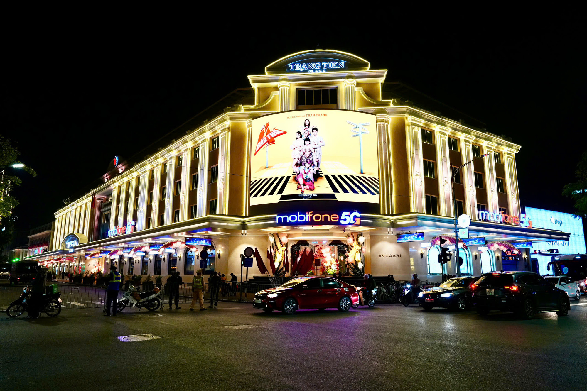 Khung cảnh khá vắng vẻ tại khu vực trước Tràng Tiền Plaza.