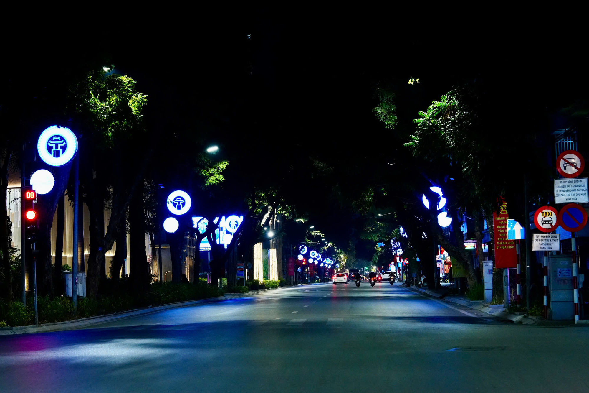 Một con đường vắng bóng người và phương tiện qua lại.