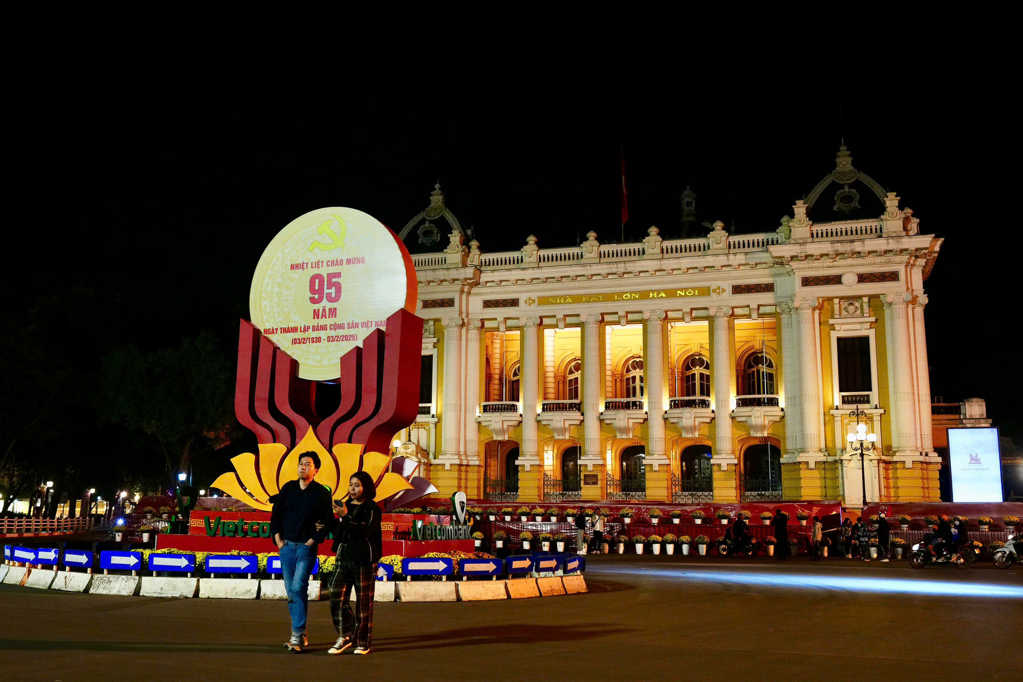 Khu vực Nhà hát lớn cũng khá vắng vẻ.