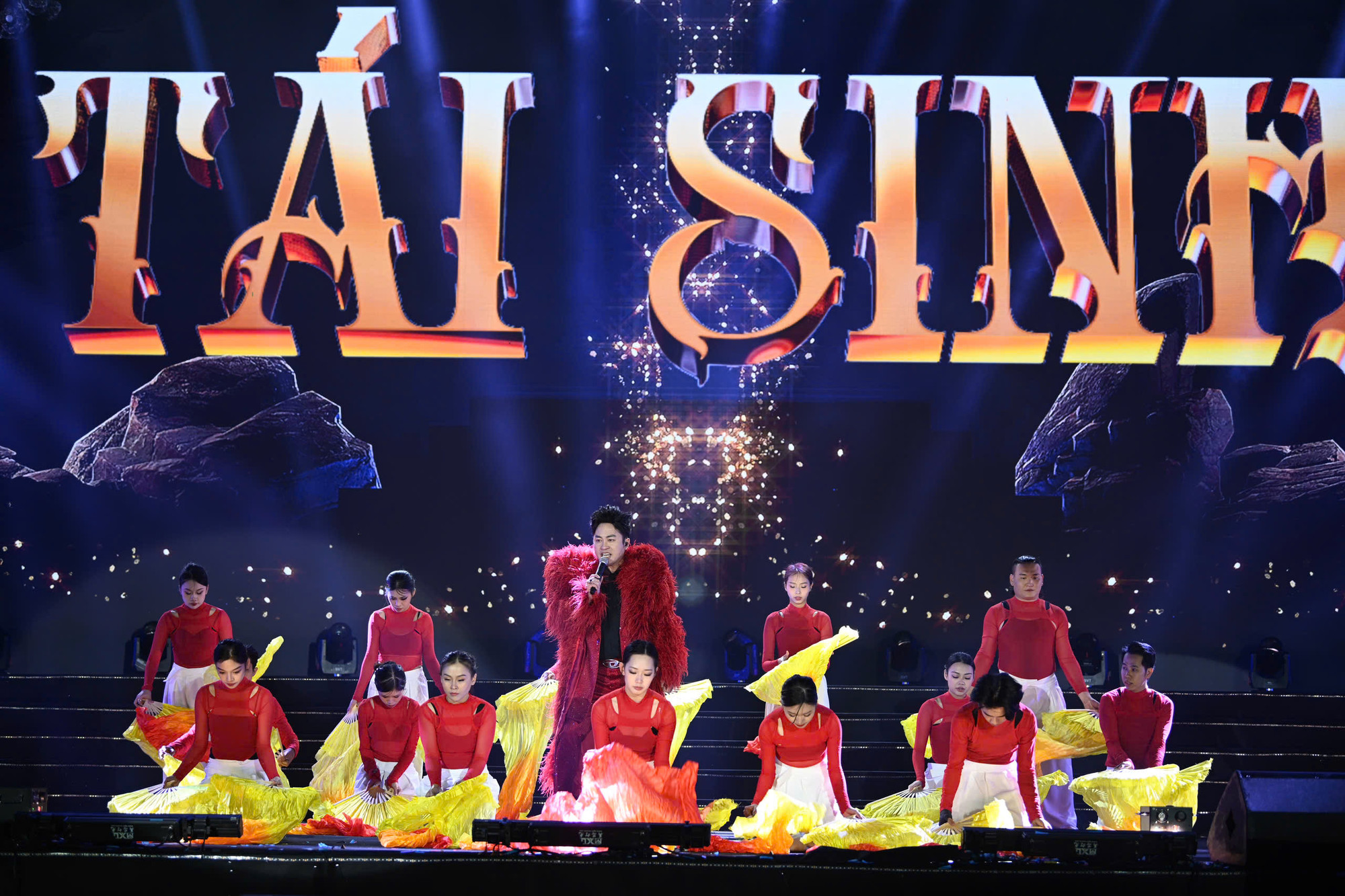 Ca khúc Tái sinh của divo Tùng Dương gây ấn tượng mạnh cho khán giả.