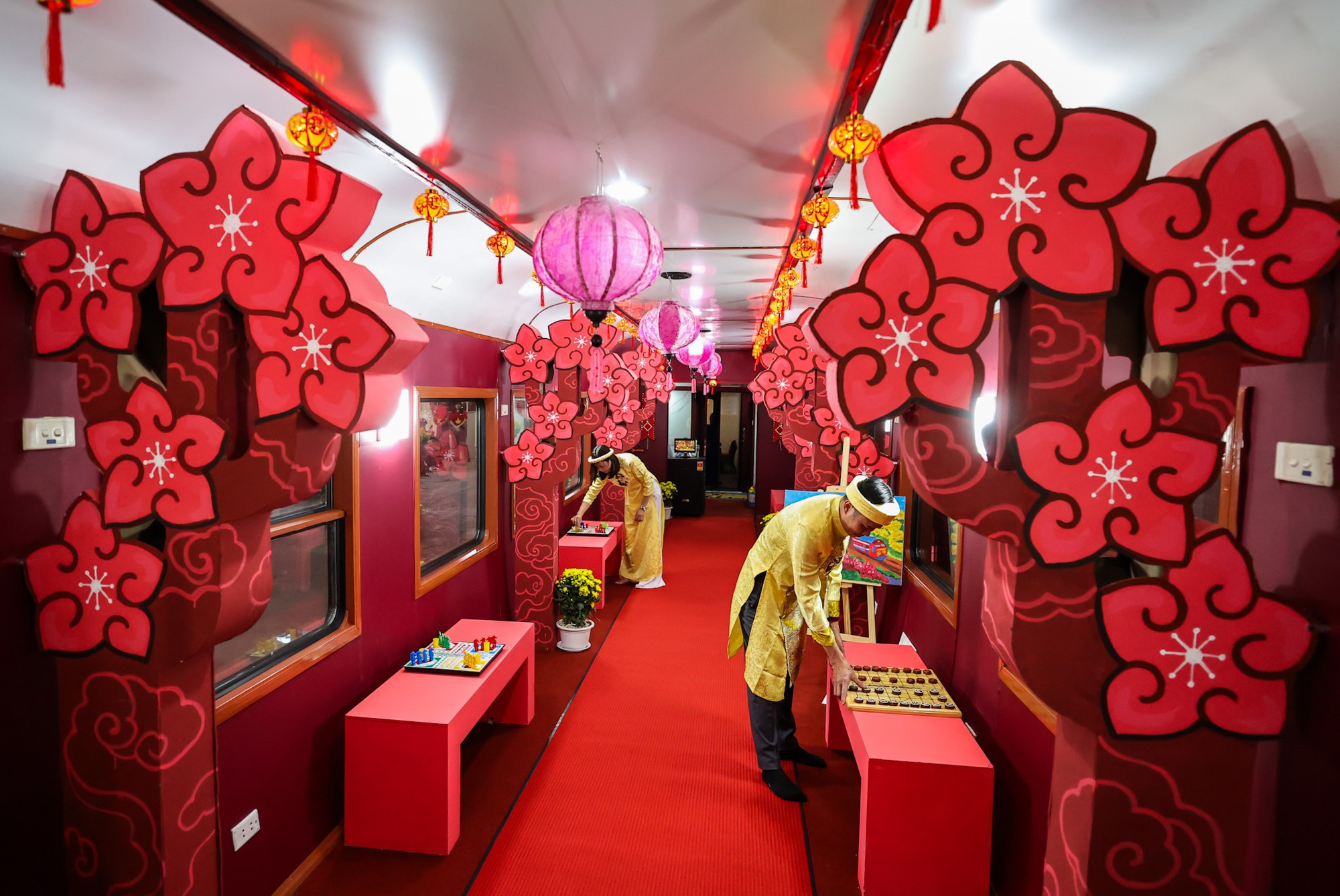 Nội thất toa tàu cộng đồng được cách điệu bằng các hình khối ấn tượng, tượng trưng cho những bông hoa đào đang bừng nở trong sắc xuân. Kết hợp với chiều sâu không gian, toa tàu khiến hành khách như lạc vào một rừng đào cổ thụ.