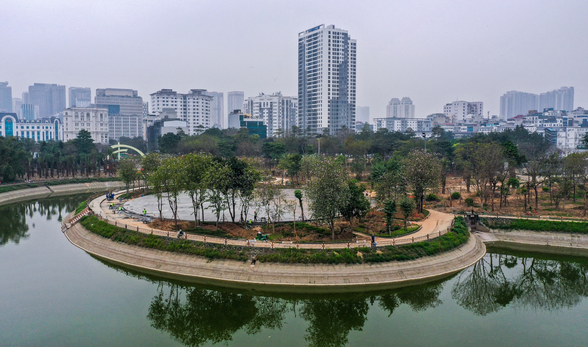 Phía trong khuôn viên, các hạng mục như cây xanh, đảo nổi cũng đang được khẩn trương tiến hành cải tạo lại.