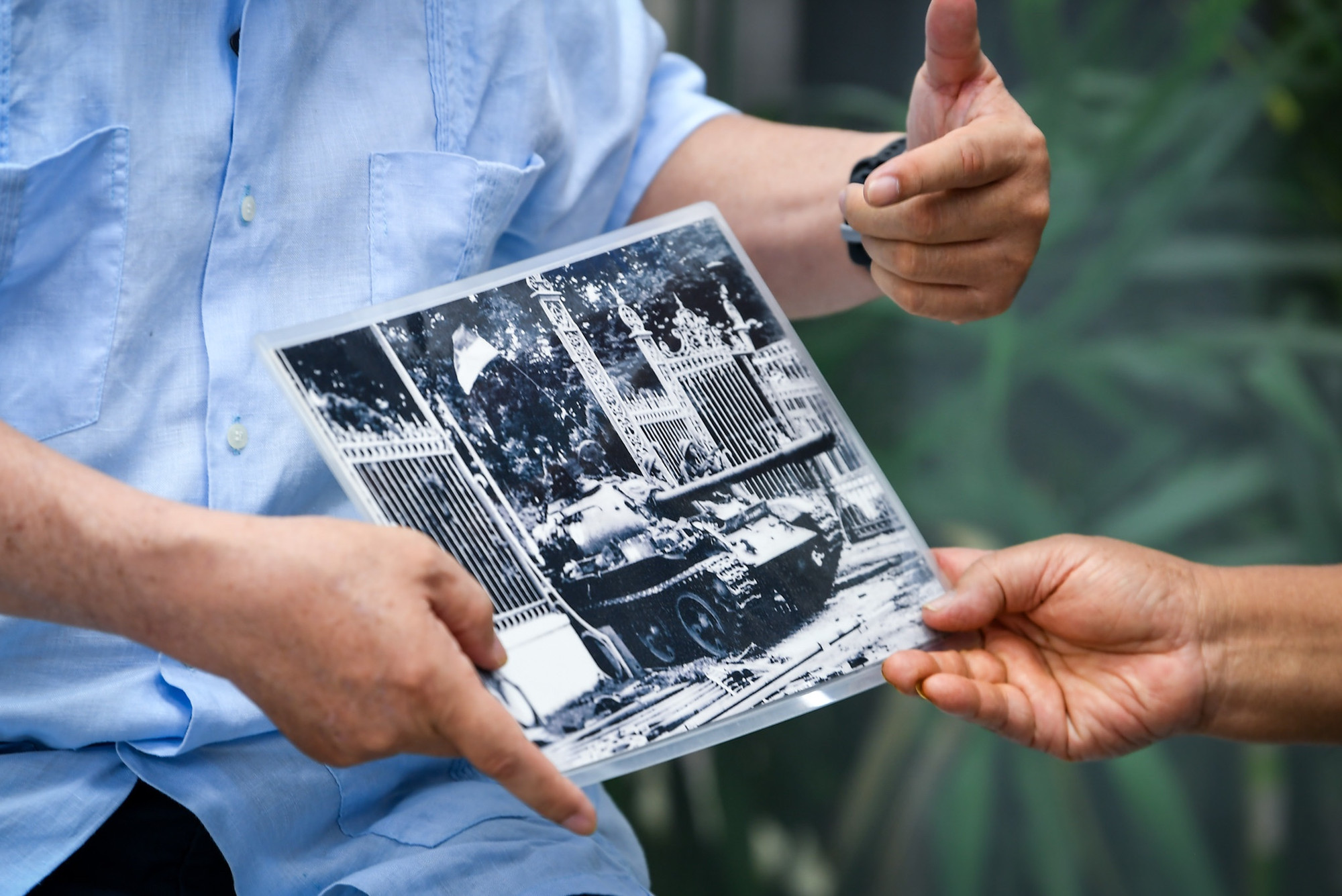 Nhà báo Trần Mai Hưởng cùng bức ảnh mang tính lịch sử.