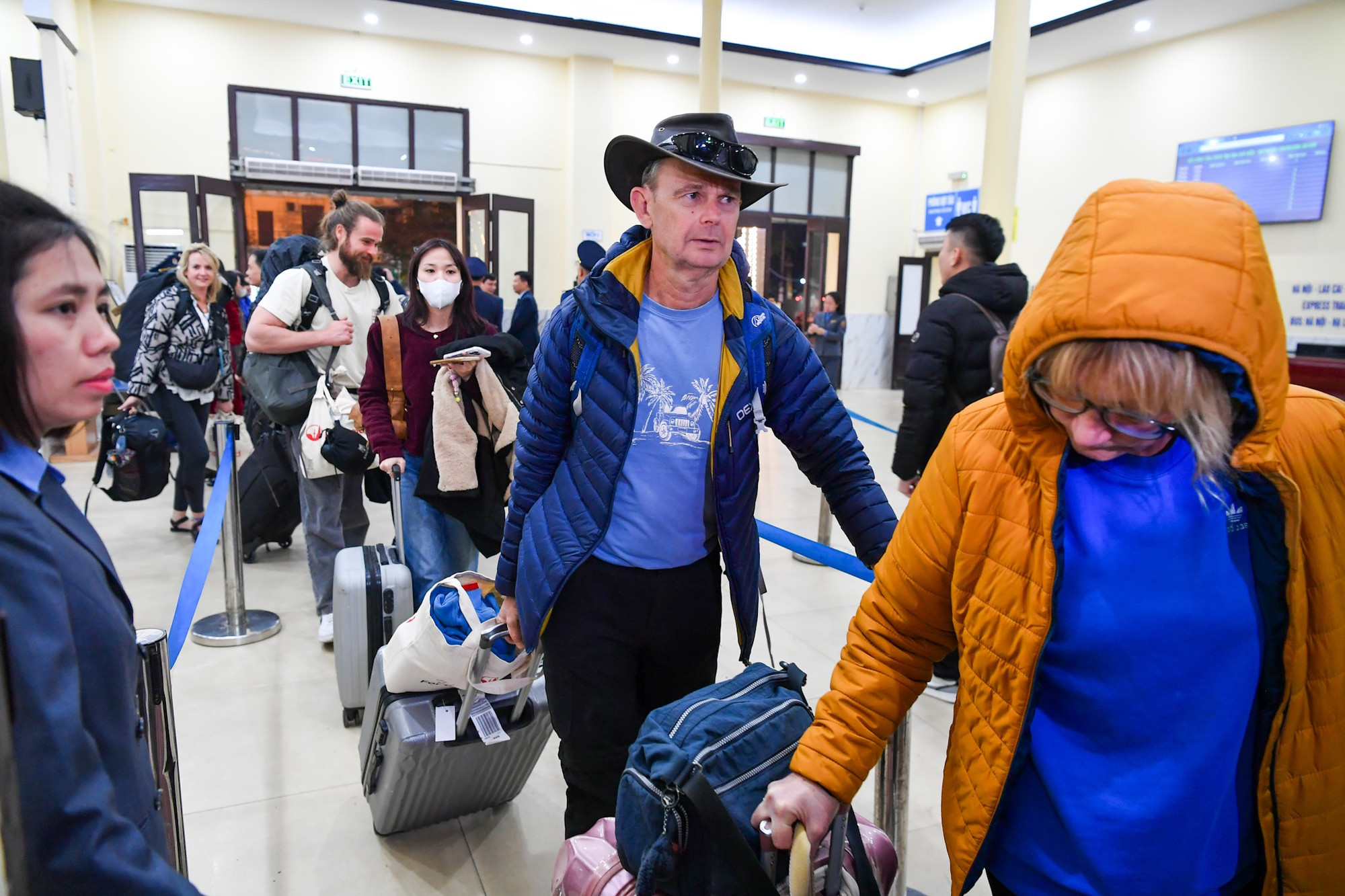 Tối 28/1, tức ngày 29 tháng Chạp, những hành khách cuối cùng của năm cũ Giáp Thìn 2024 đã có mặt tại ga Hà Nội để bắt đầu hành trình bắc - nam trên chuyến tàu SE1.