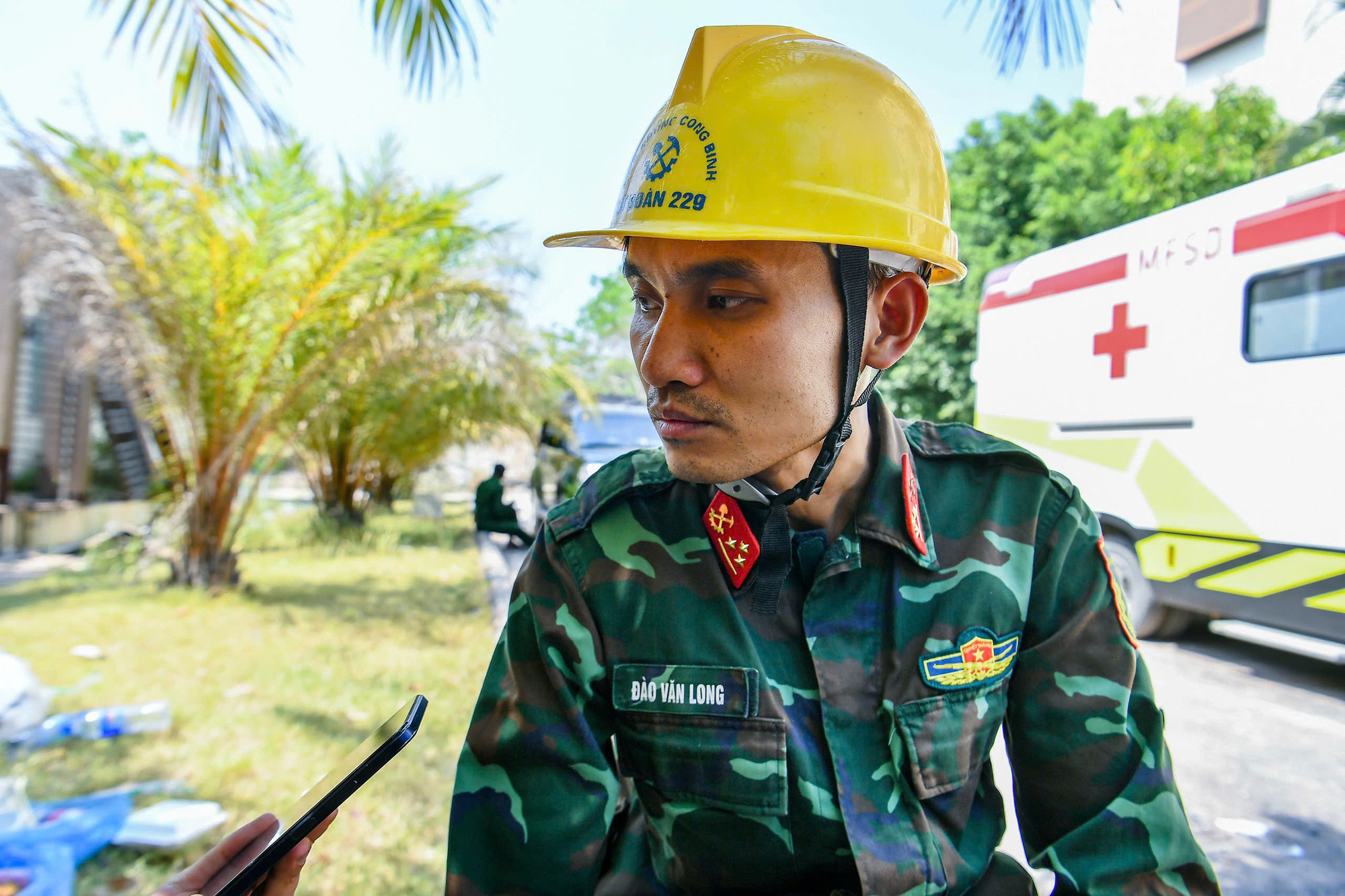 Thượng úy Đào Văn Long chia sẻ với phóng viên về quá trình cứu hộ, cứu nạn Thượng úy Đào Văn Long chia sẻ với phóng viên về quá trình cứu hộ, cứu nạn