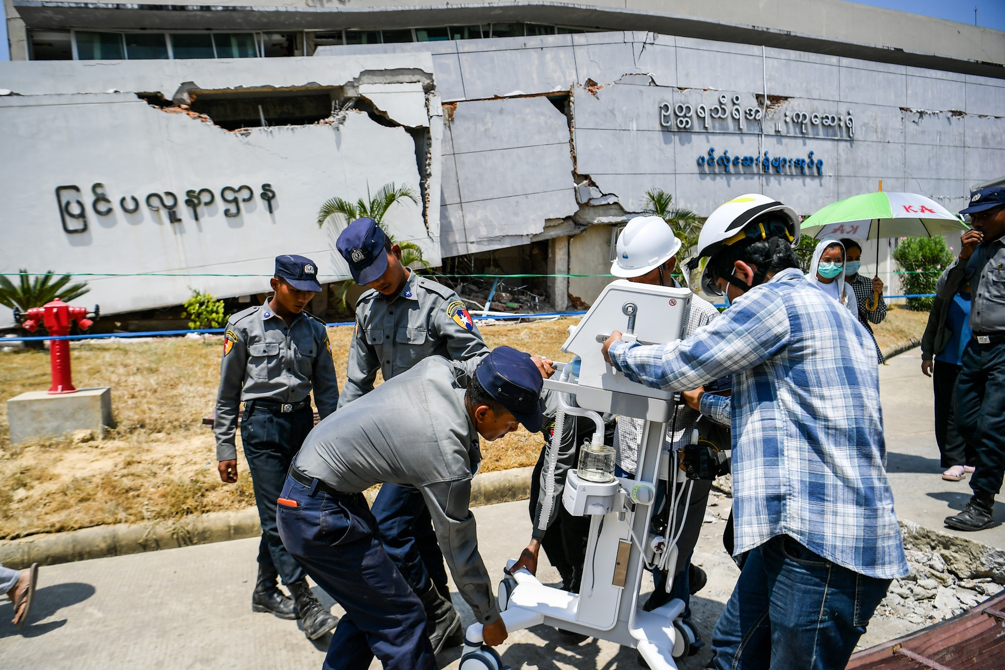 [Ảnh] Thủ đô của Myanmar ngổn ngang sau đại địa chấn ảnh 4