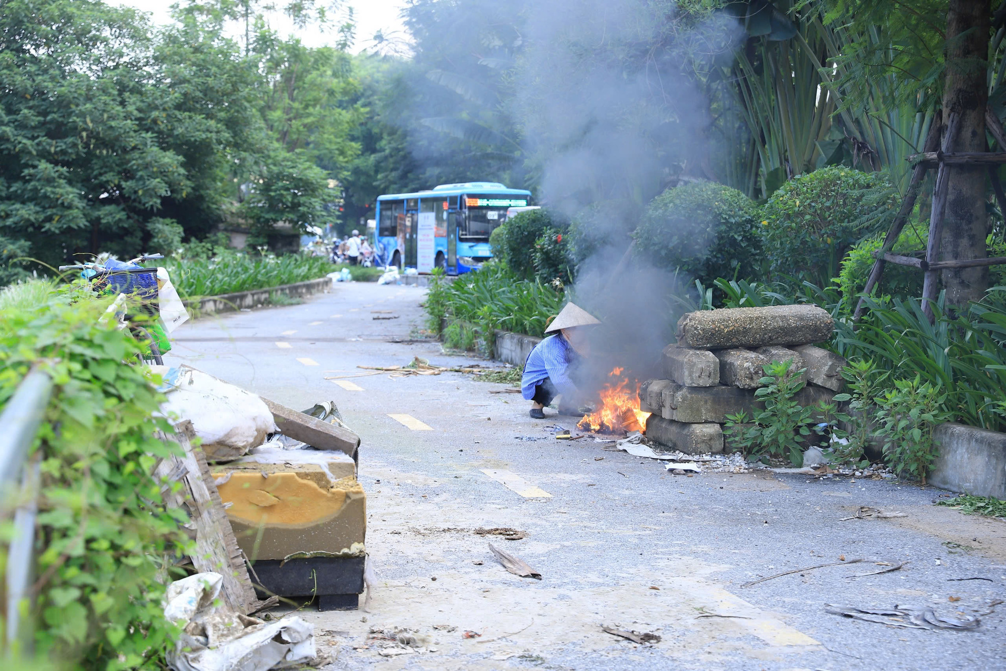 Ô nhiễm không khí do đốt rác, đốt rơm rạ tại Hà Nội.