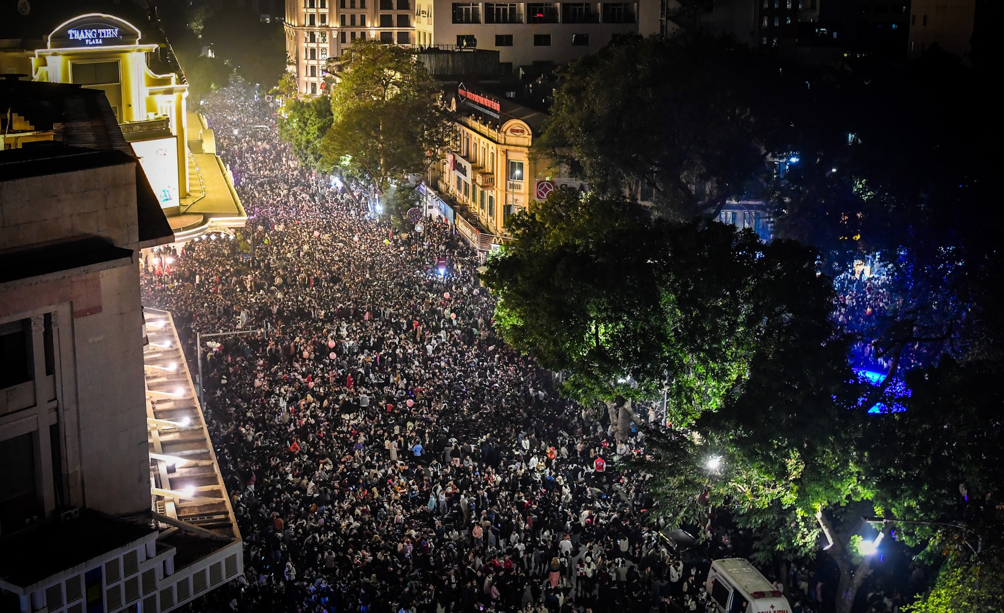 Khu vực hồ Gươm chen kín người.