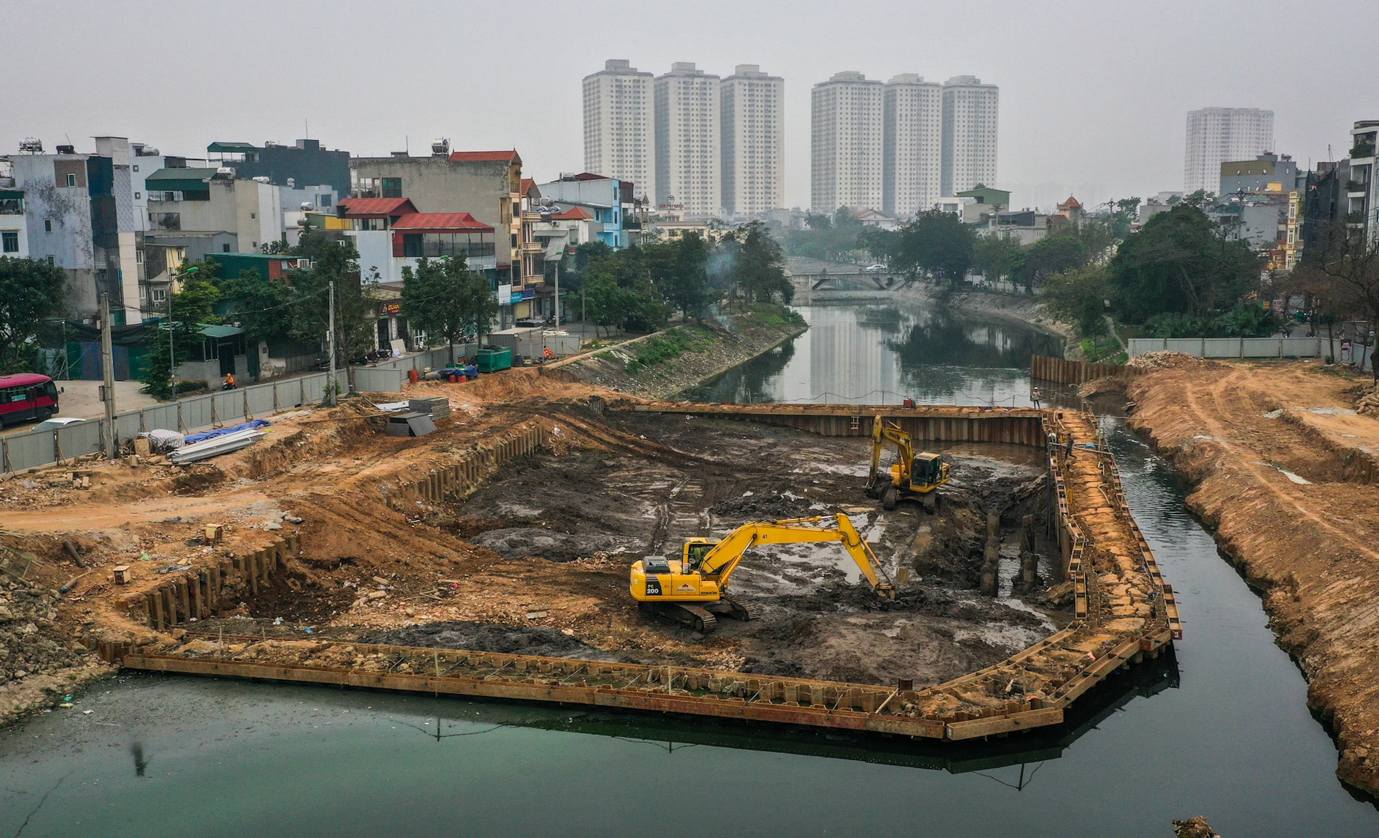 Để thực hiện, sau khi nước được hút cạn, đơn vị thi công sẽ tiến hành đào móng cho đập.