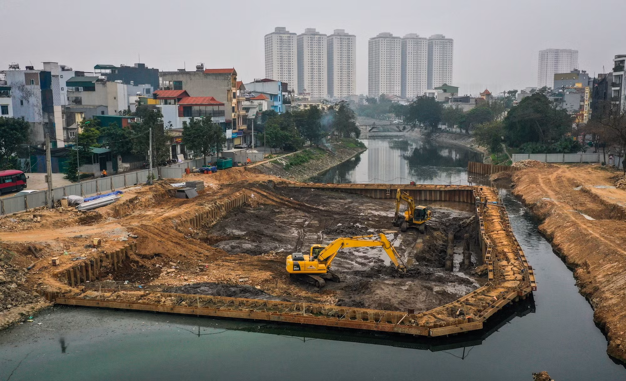 Để thực hiện, sau khi nước được hút cạn, đơn vị thi công sẽ tiến hành đào móng cho đập.