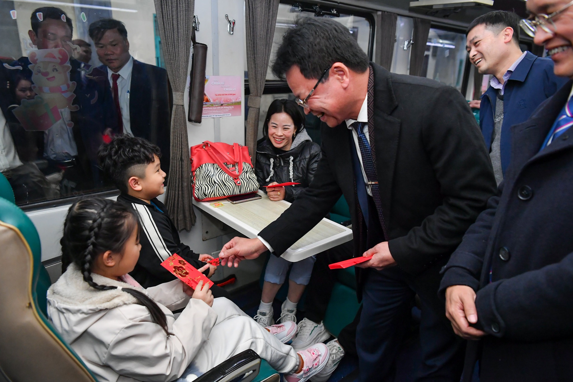 Lãnh đạo Tổng Công ty Đường sắt Việt Nam mừng tuổi hành khách đi trên chuyến tàu chạy qua thềm năm mới.