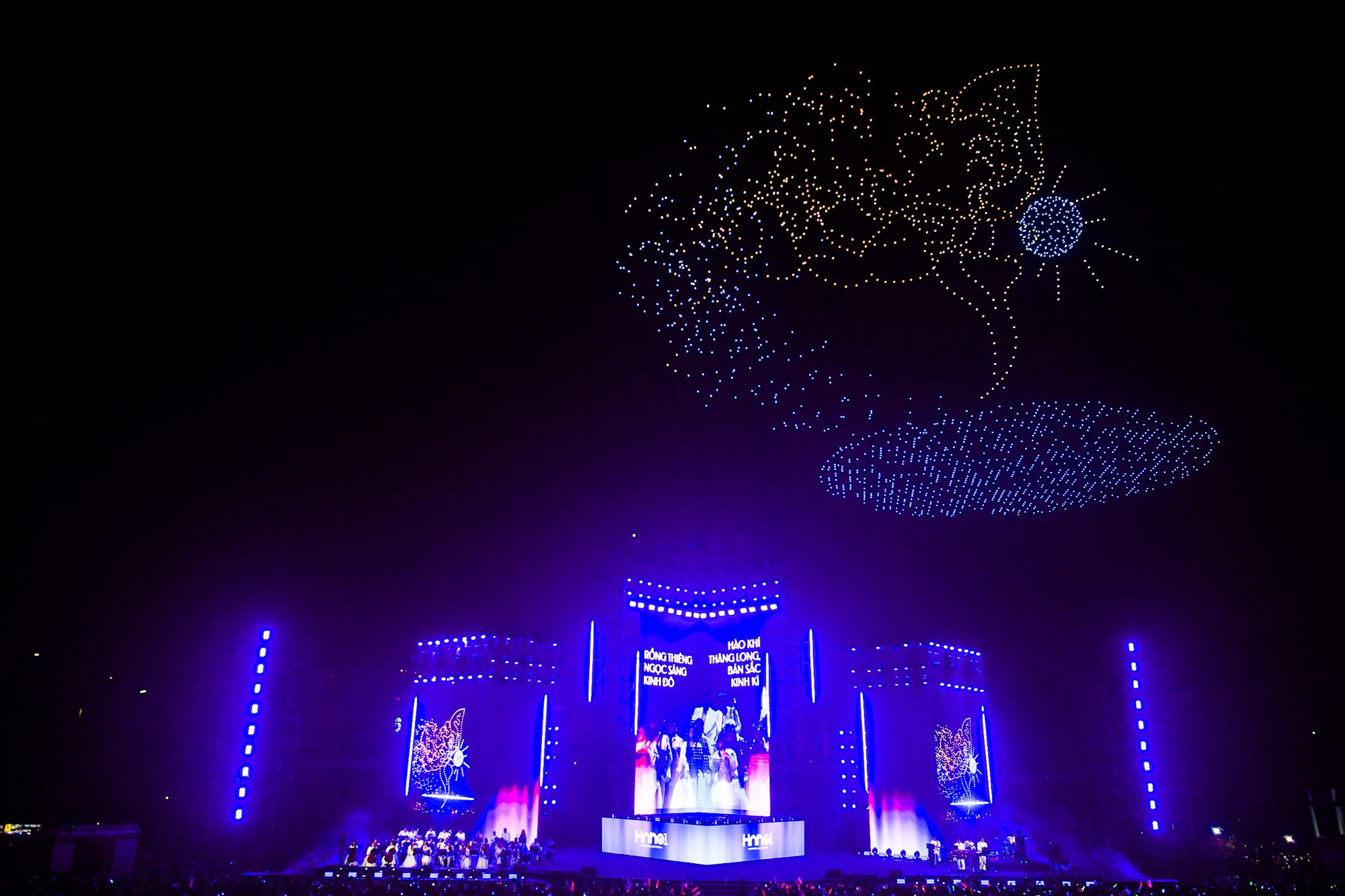 [Ảnh] Drone Lighting tại Hòa nhạc Ánh sáng "họa hình di sản" trên trời đêm Hà Nội ảnh 2