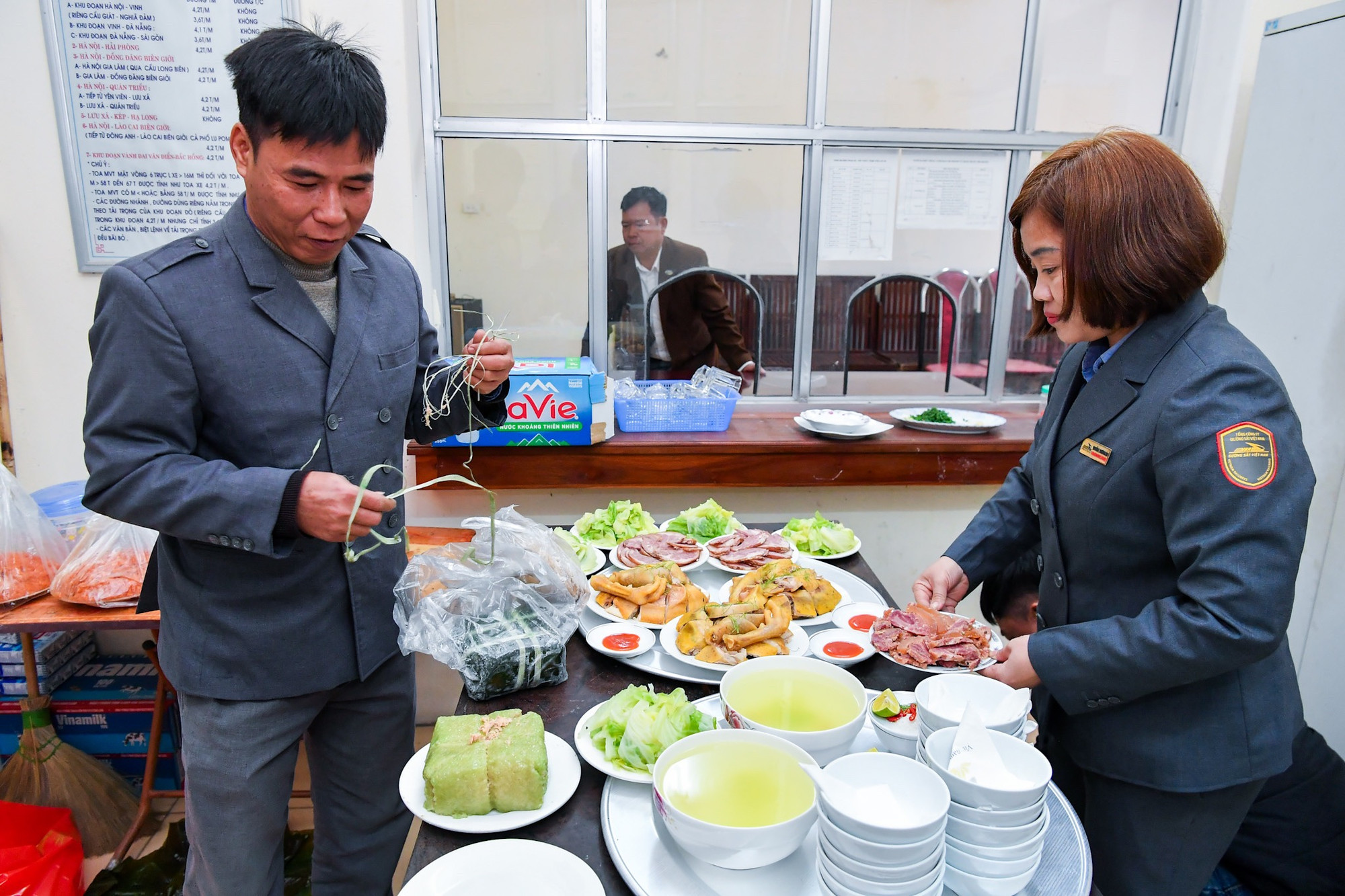 Bữa cơm tất niên do anh chị em ngành đường sắt tự tay chuẩn bị tại ga Lương Sơn. Bữa cơm tất niên do anh chị em ngành đường sắt tự tay chuẩn bị tại ga Lương Sơn.