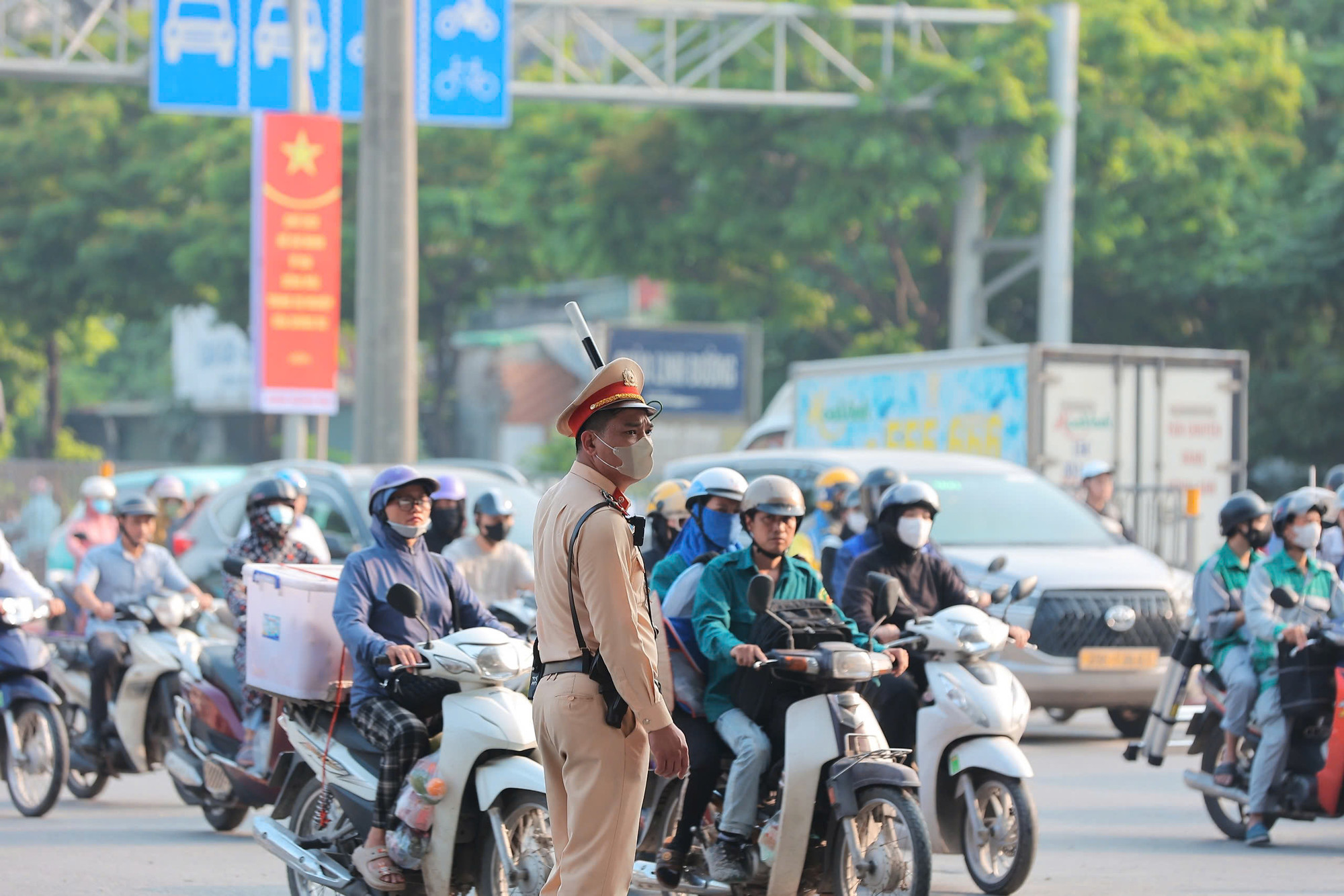 Lực lượng Cảnh sát giao thông đã có mặt từ sớm để điều tiết giao thông, tránh ùn tắc cục bộ. Ảnh ghi nhận tại nút giao thông trên đường Giải Phóng.