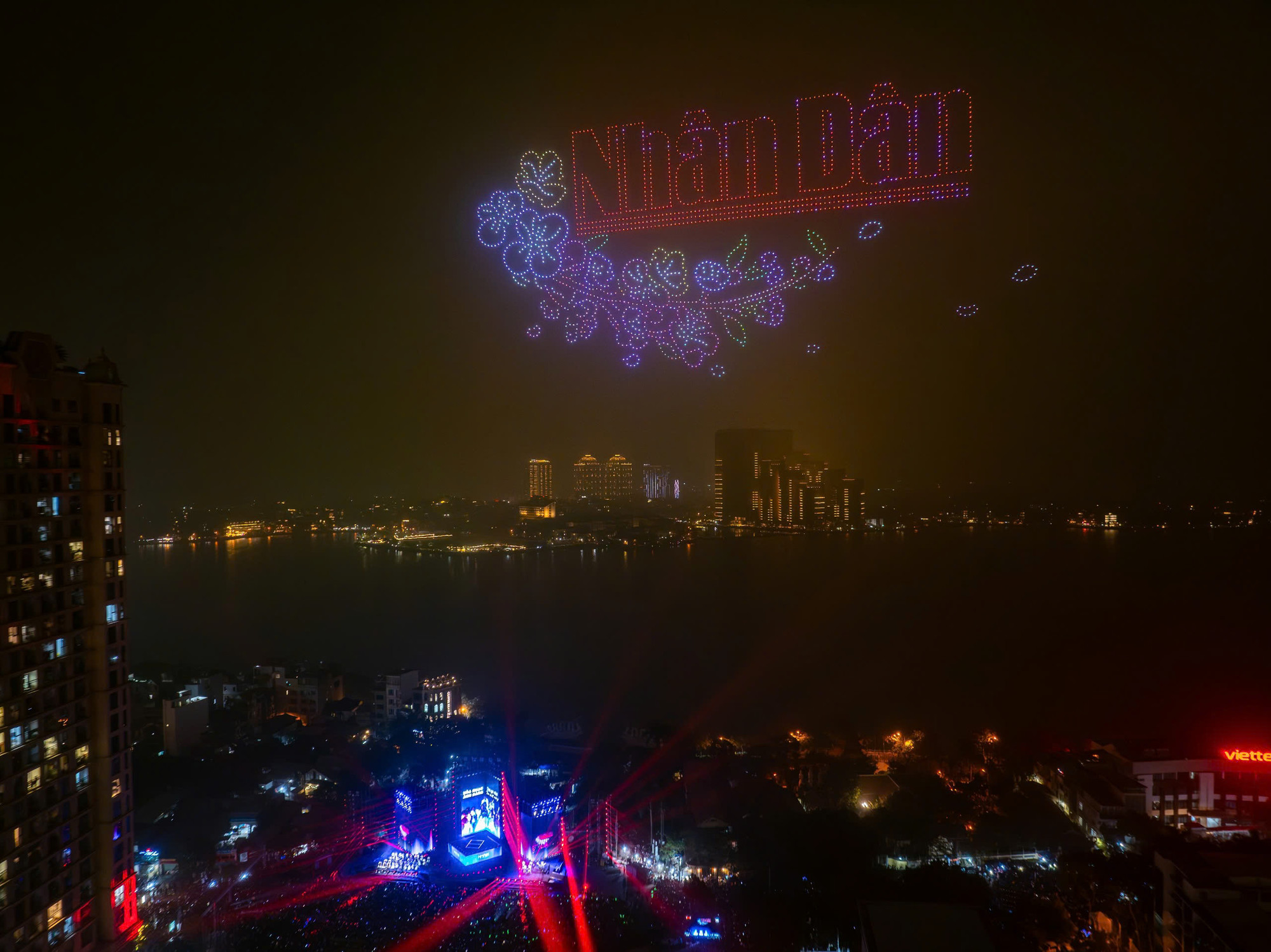 Biểu tượng của Báo Nhân Dân xuất hiện rực rỡ trên bầu trời đêm Hà Nội.