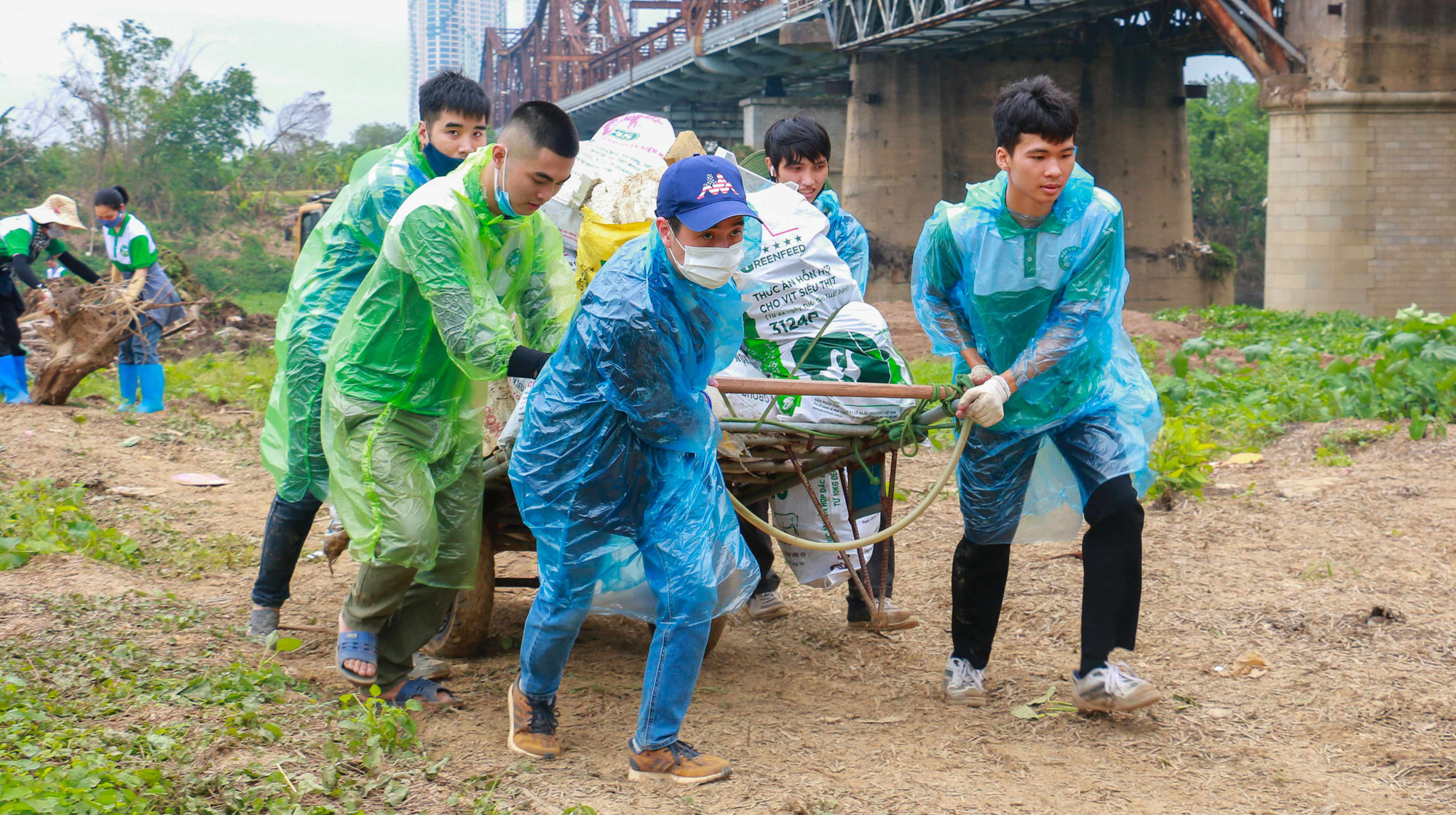 Các tình nguyện viên của Hội Yêu Rác tiến hành dọn dẹp rác thải dưới chân cầu Long Biên sau bão Yagi.