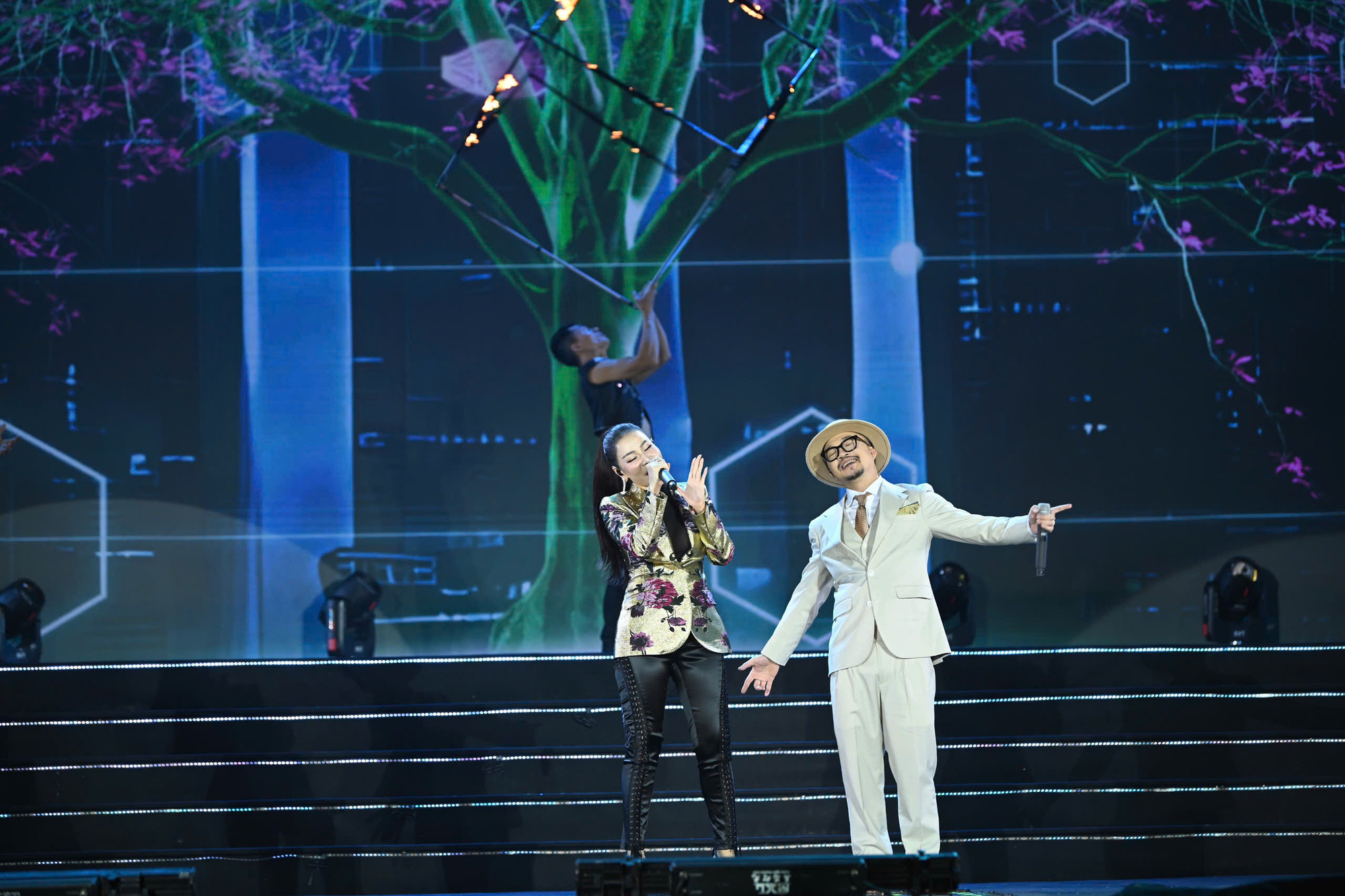 Tiếp đó, Thu Minh và Hà Lê "thổi bùng" sân khấu với liên khúc về mùa xuân.