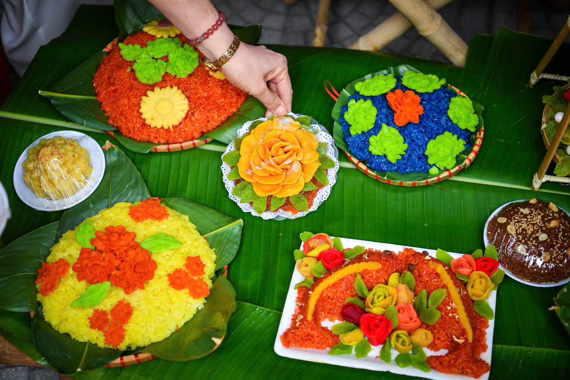 Dưới bàn tay khéo léo và tinh tế, xôi - một món ẩm thực giản dị và thân quen đã nở bung thành những bông hoa rực rỡ sắc màu...