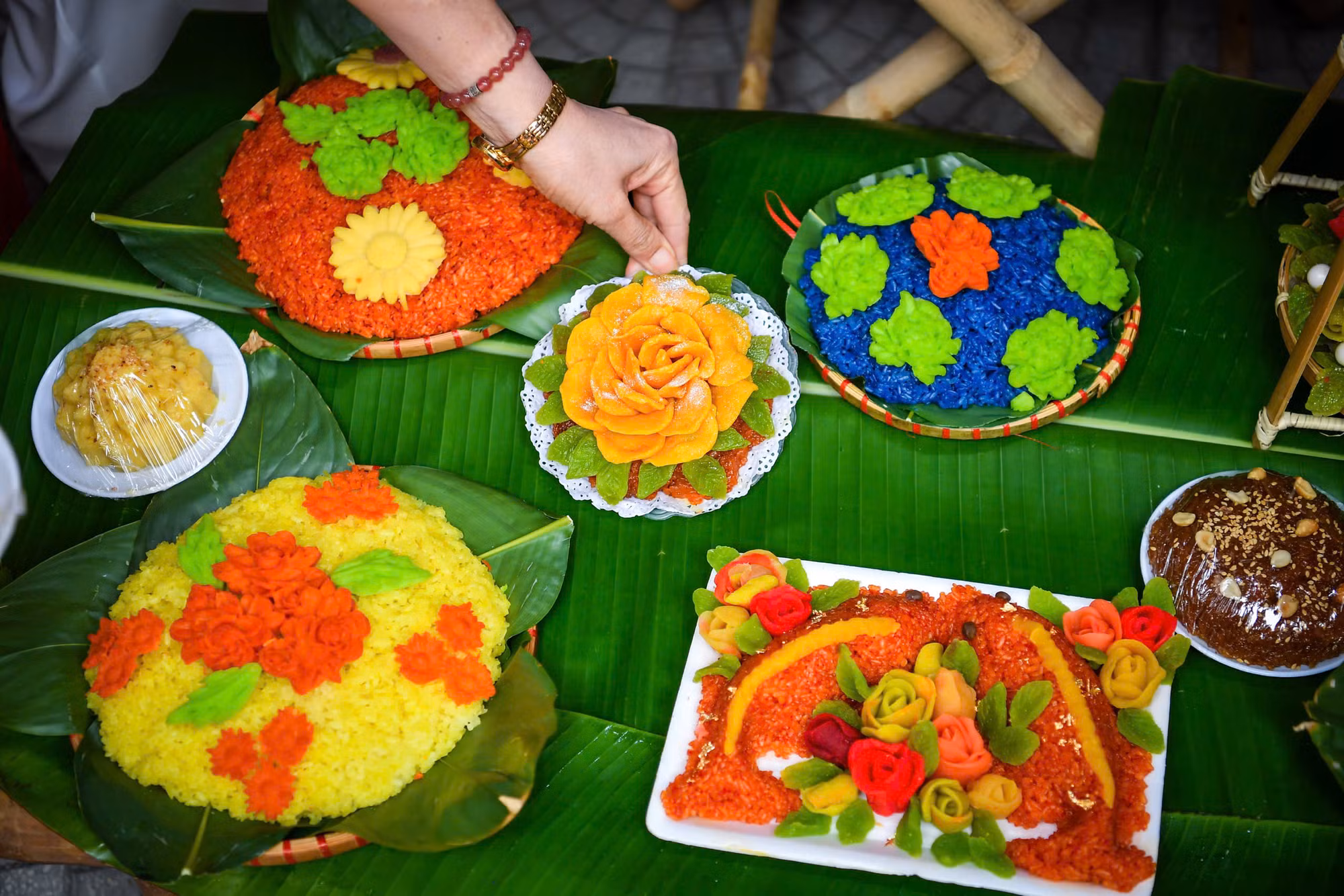 Dưới bàn tay khéo léo và tinh tế, xôi - một món ẩm thực giản dị và thân quen đã nở bung thành những bông hoa rực rỡ sắc màu...