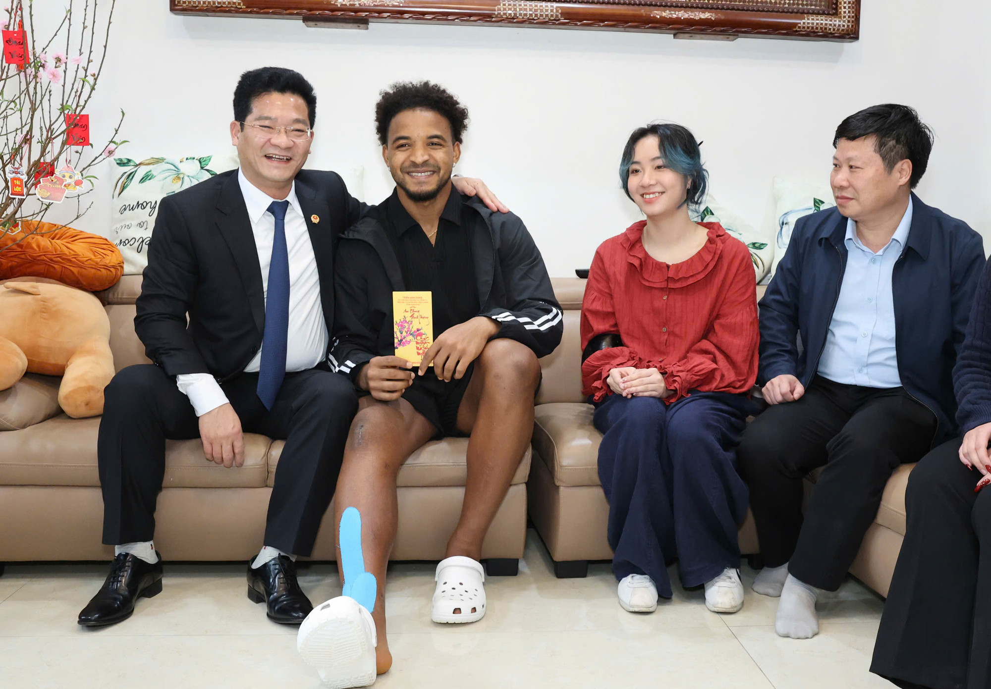 Lãnh đạo tỉnh Nam Định bày tỏ sự quan tâm đặc biệt đến sức khỏe của chân sút này sau chấn thương mà anh gặp phải tại giải vô địch ASEAN Cup 2024 vừa qua.