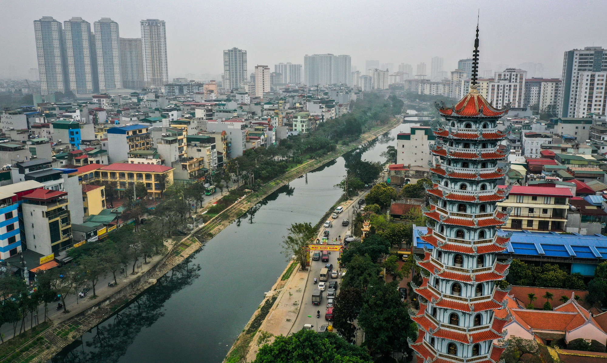 Theo kế hoạch, ngoài con đập đầu tiên tại cầu Quang, Hà Nội cũng đang có kế hoạch xây dựng thêm các đập dâng tại cầu Cót (phường Yên Hòa, quận Cầu Giấy) và cầu Dậu (khu vực Linh Đàm, quận Hoàng Mai). Các công trình này sẽ góp phần quan trọng trong việc duy trì mực nước, tránh tình trạng khô cạn như những năm trước.